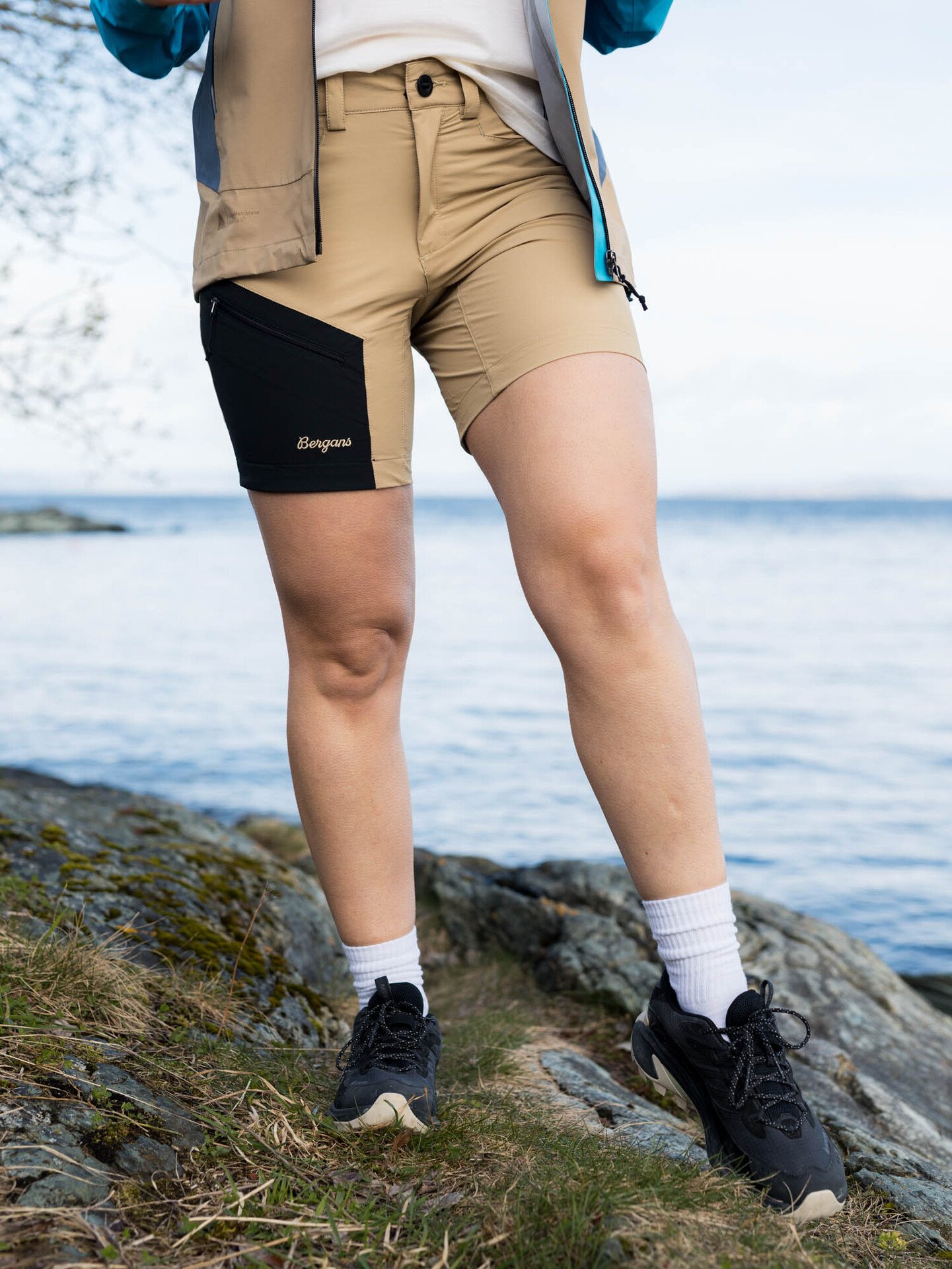 Bergans Vaagaa Light Softshell Shorts Women Warm Sand / Black