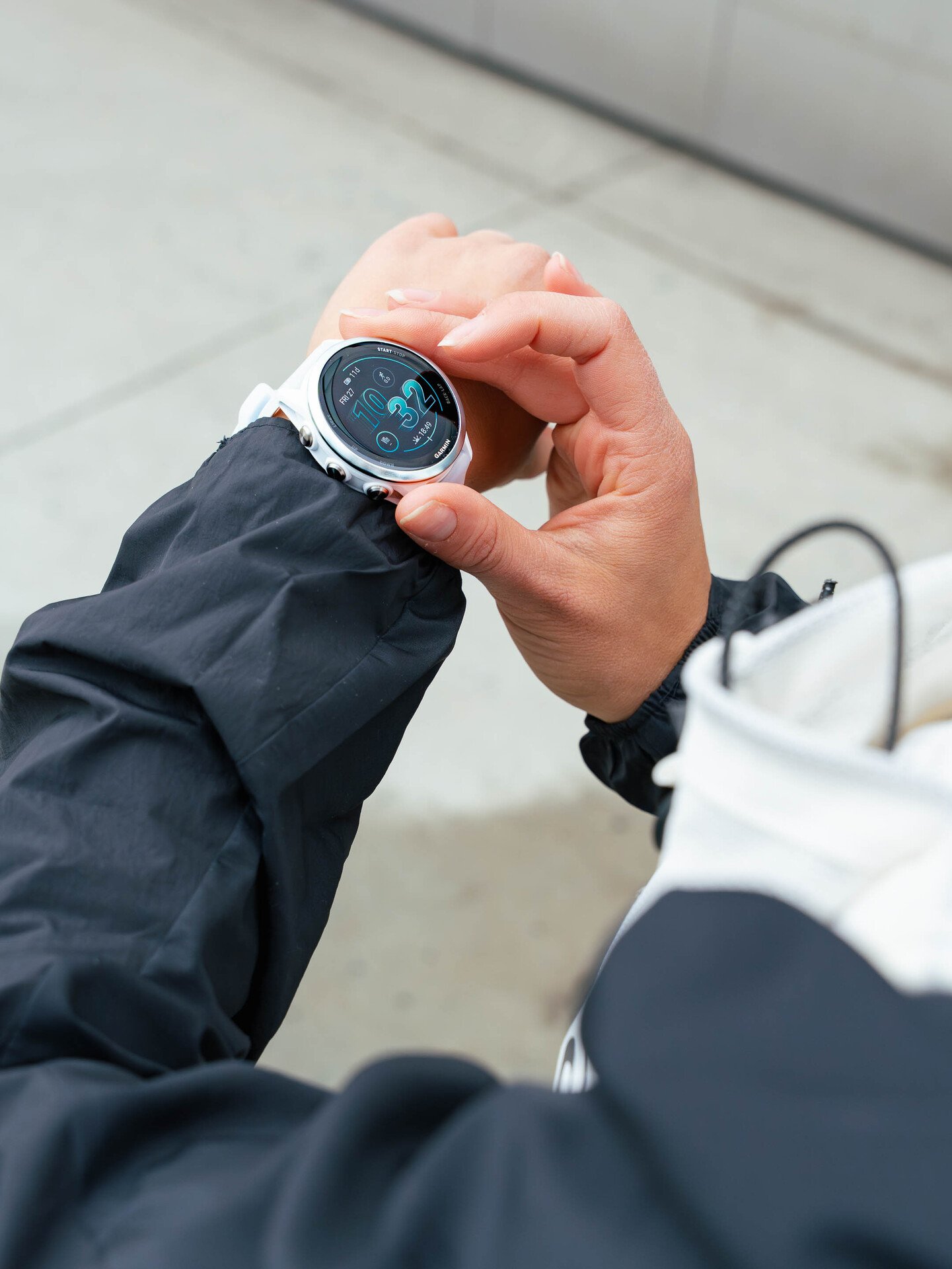 Garmin Forerunner 570 - 42mm Skyblå aluminium med gjennomsiktig granulittfarget/skyblå rem