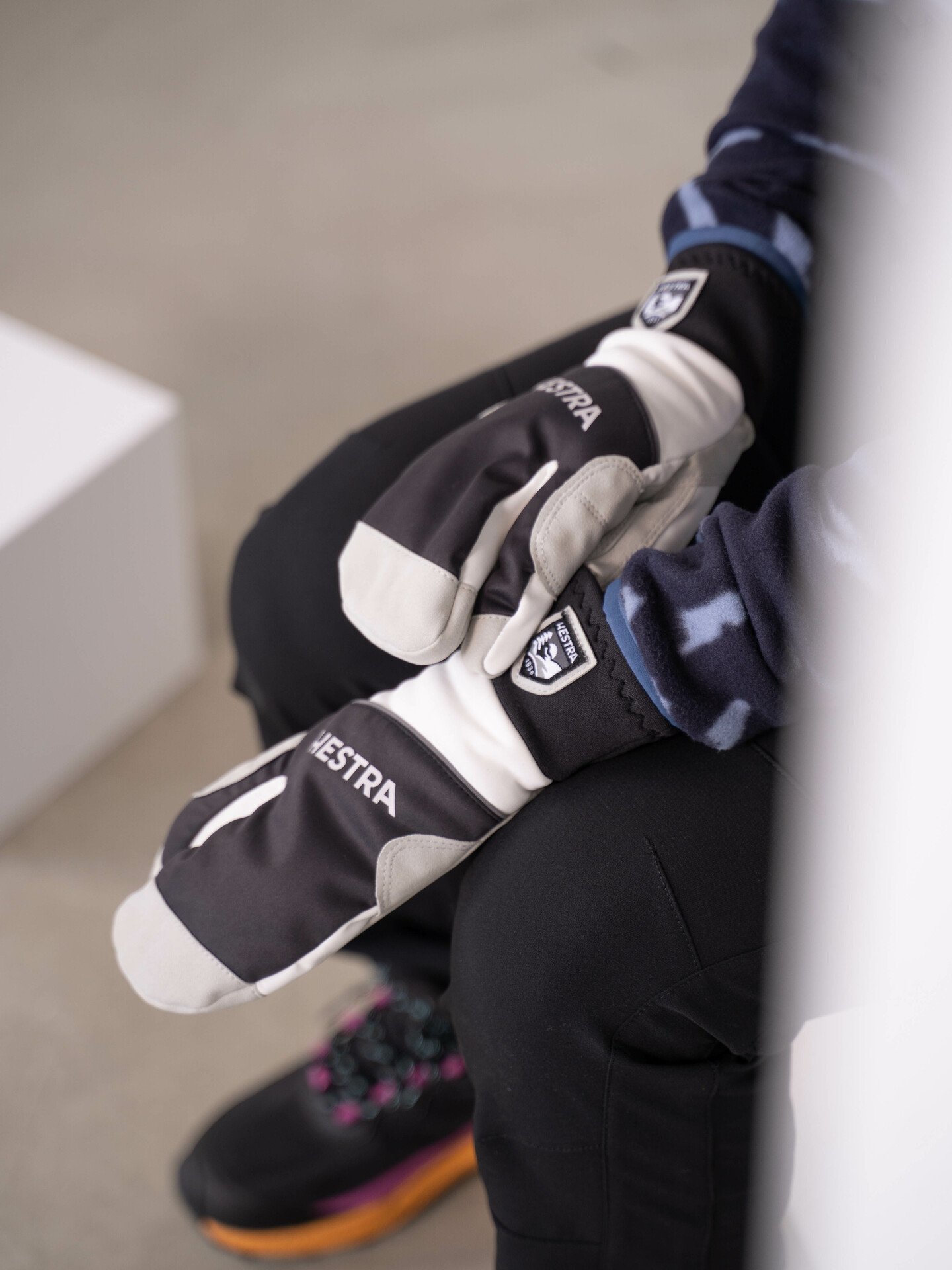 Hestra Comfort Tracker 3 Finger Black / Ivory