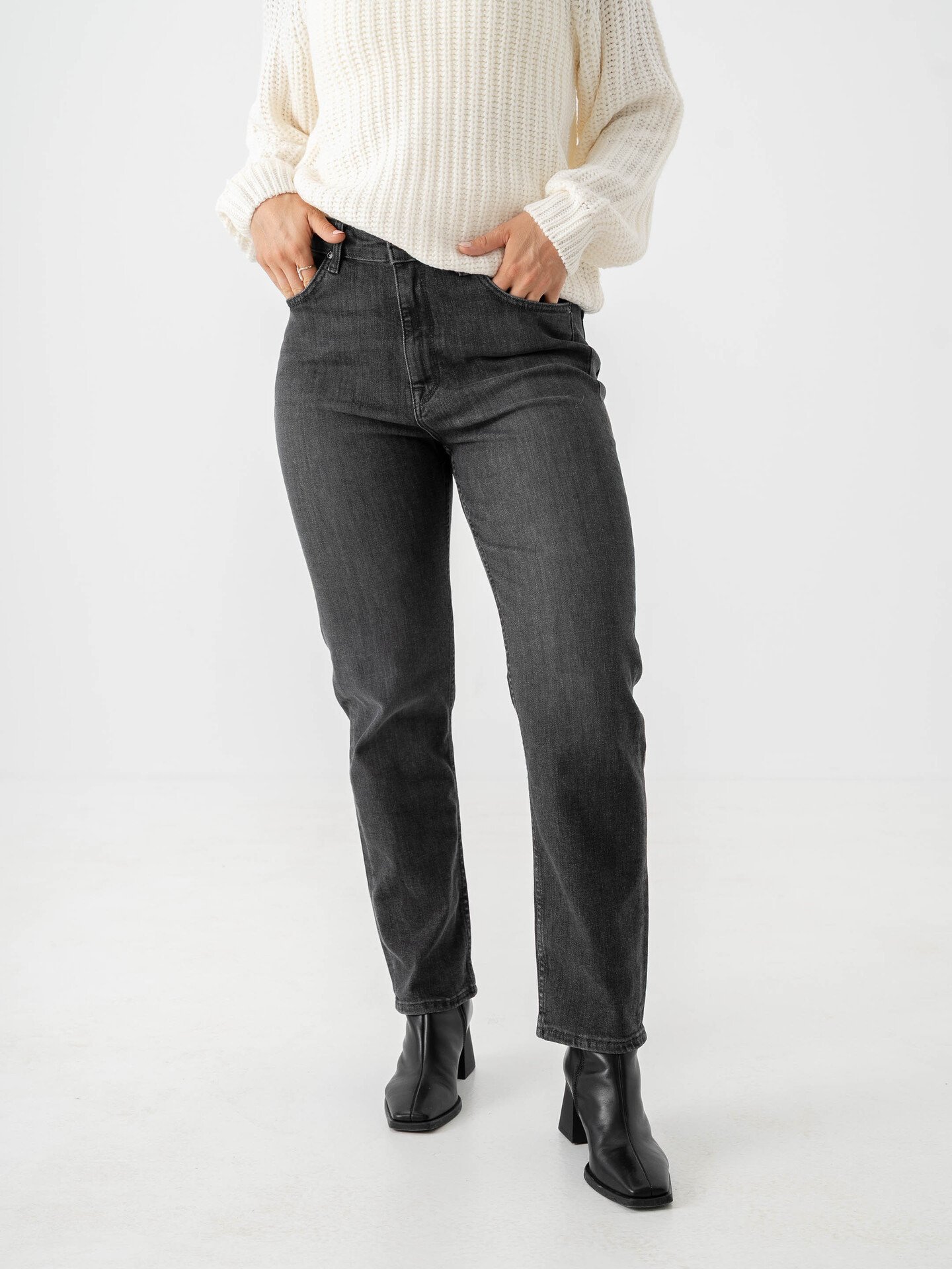 Lee Carol Straight New Season