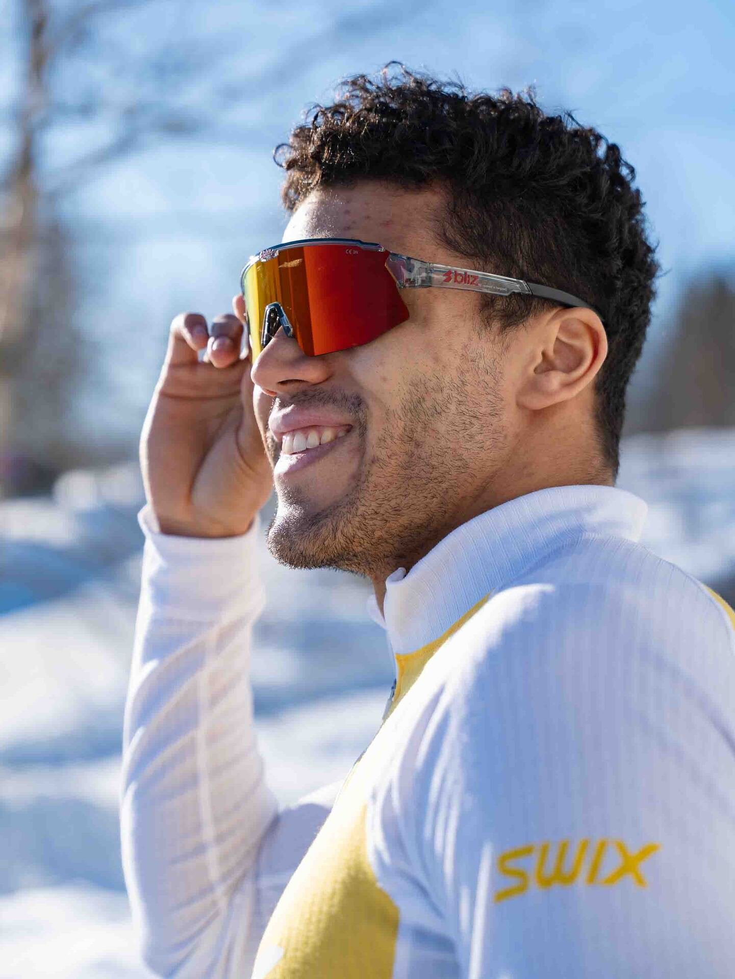 Bliz Breeze Innfatning: Gjennomsiktig mørk grå. Linsefarge: Red