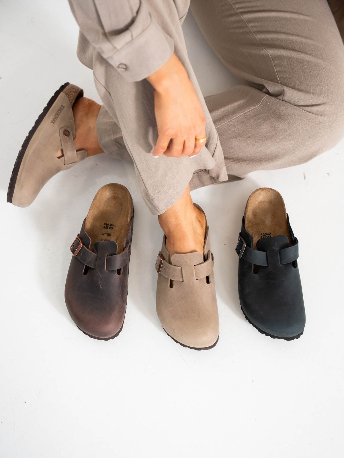 Birkenstock Boston til dame fremstilt i tre ulike farger.