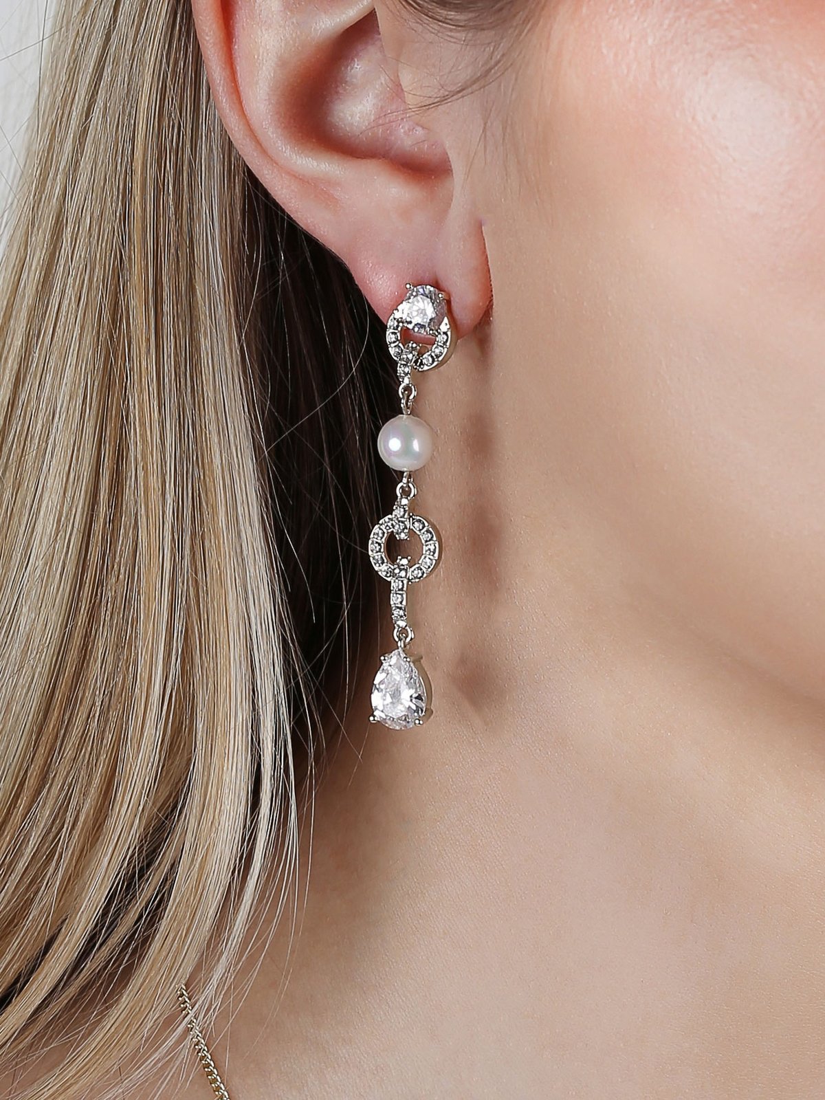 Snö Of Sweden Callie long crystal pearl ear Sølv
