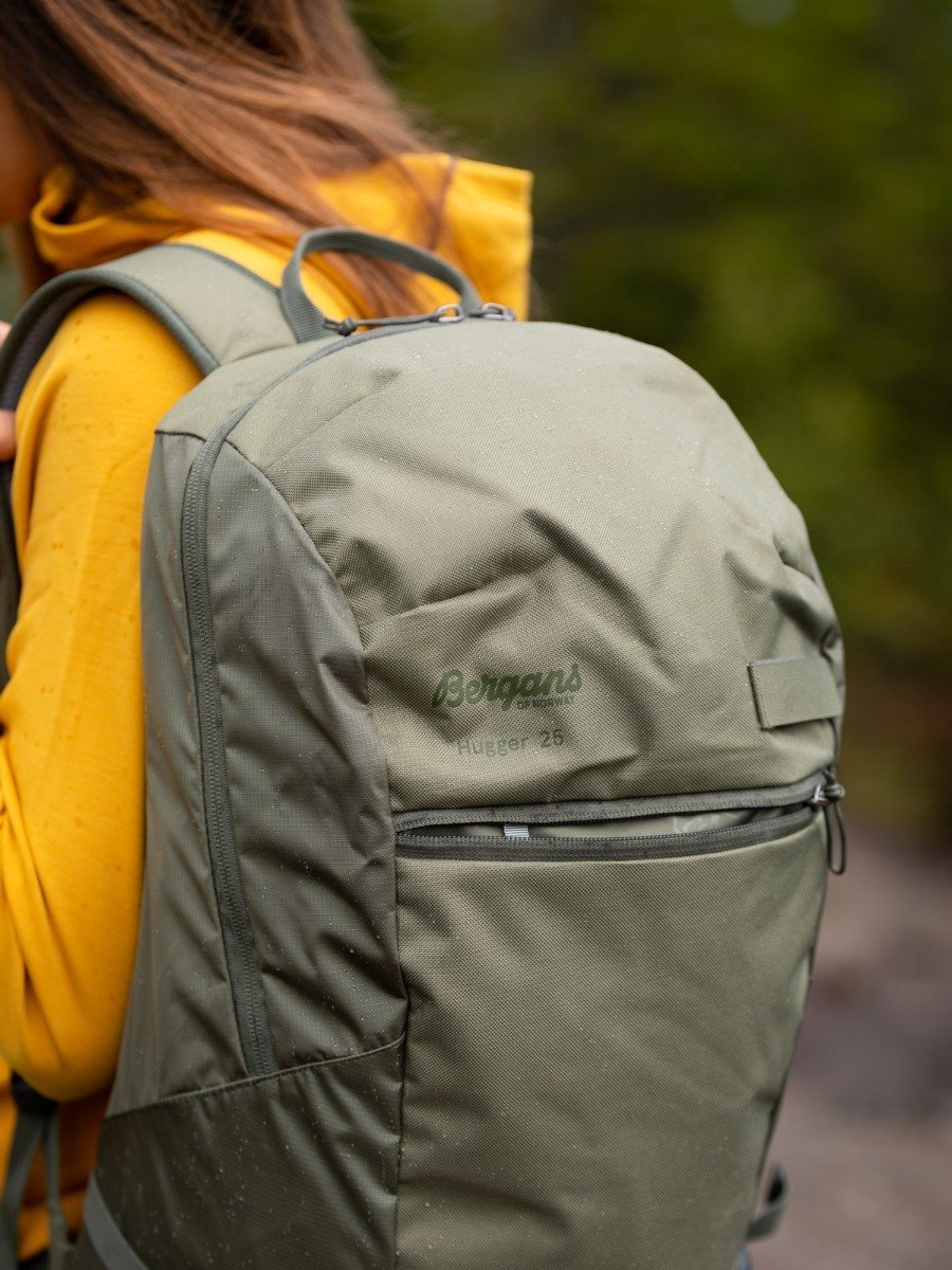 Bergans Hugger 25L Dark Green Mud / Green Mud