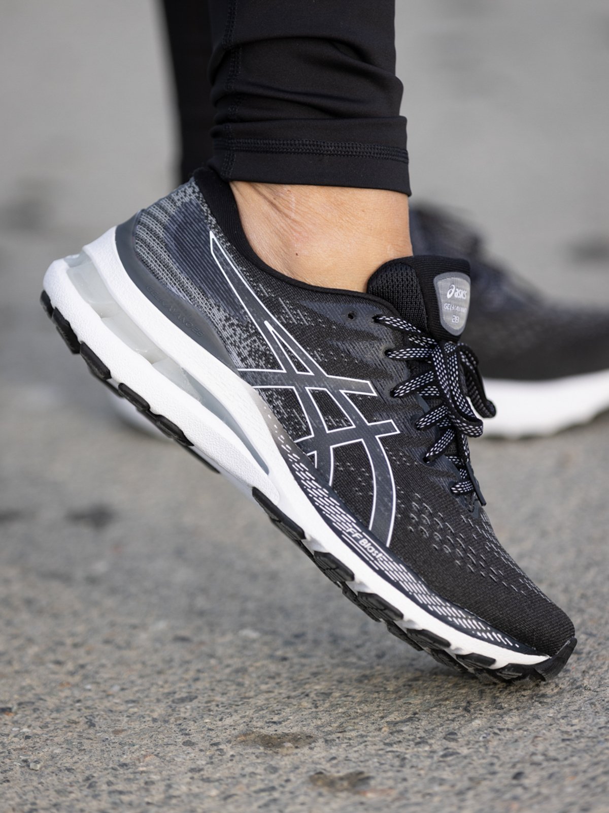 ASICS Gel-Kayano 28 Black/White