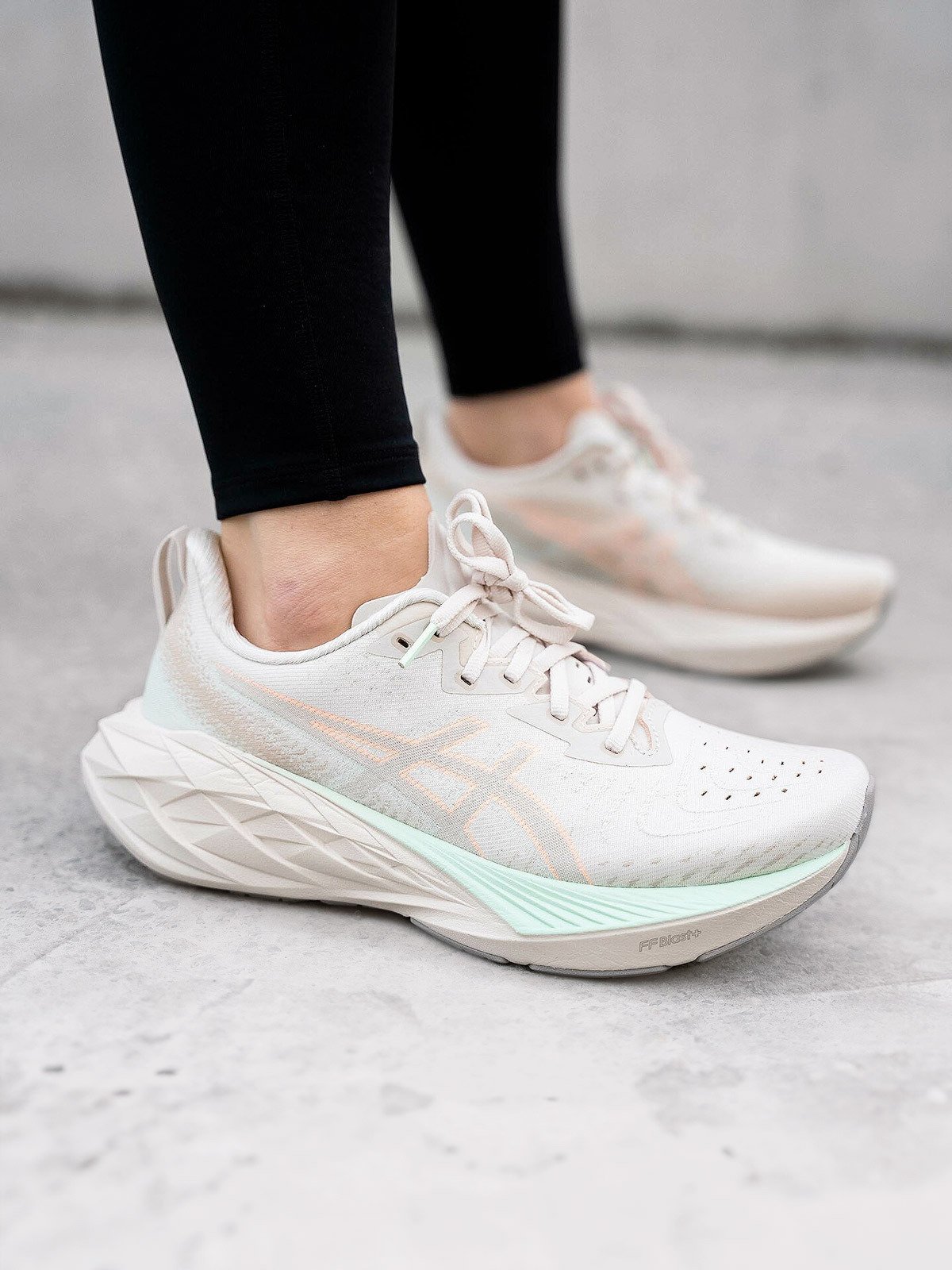 ASICS Novablast 4 Oatmeal / Moonrock