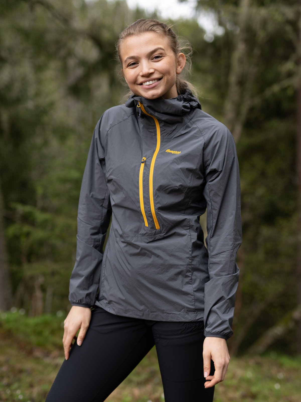Bergans Cecilie Wind Anorak Solid Dark Grey / Light Golden Yellow