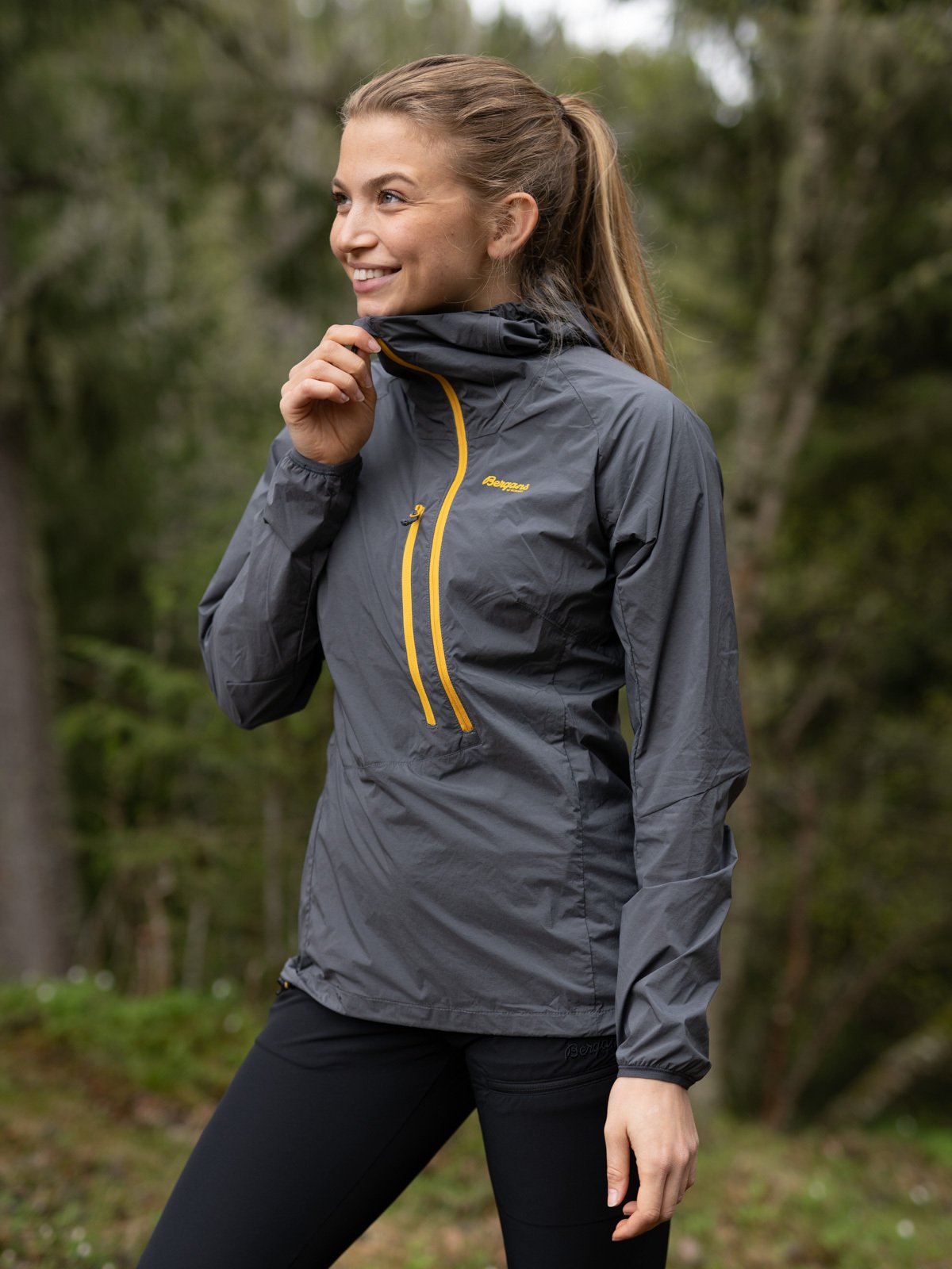 Bergans Cecilie Wind Anorak Solid Dark Grey / Light Golden Yellow