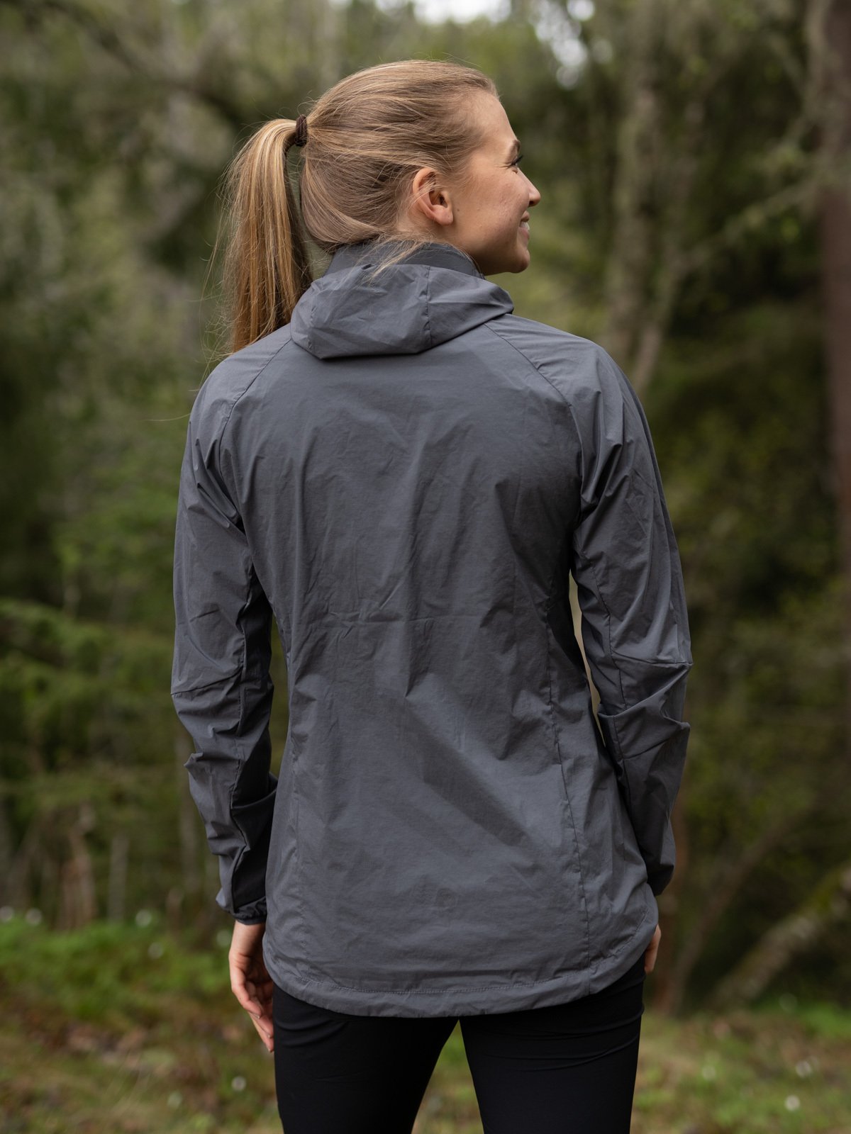 Bergans Cecilie Wind Anorak Solid Dark Grey / Light Golden Yellow
