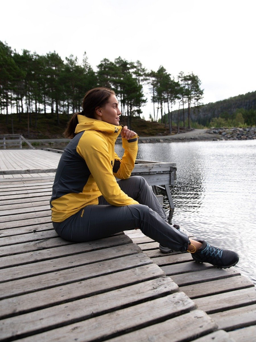 Bergans Cecilie Wind Pant Solid Dark Grey / Light Golden Yellow