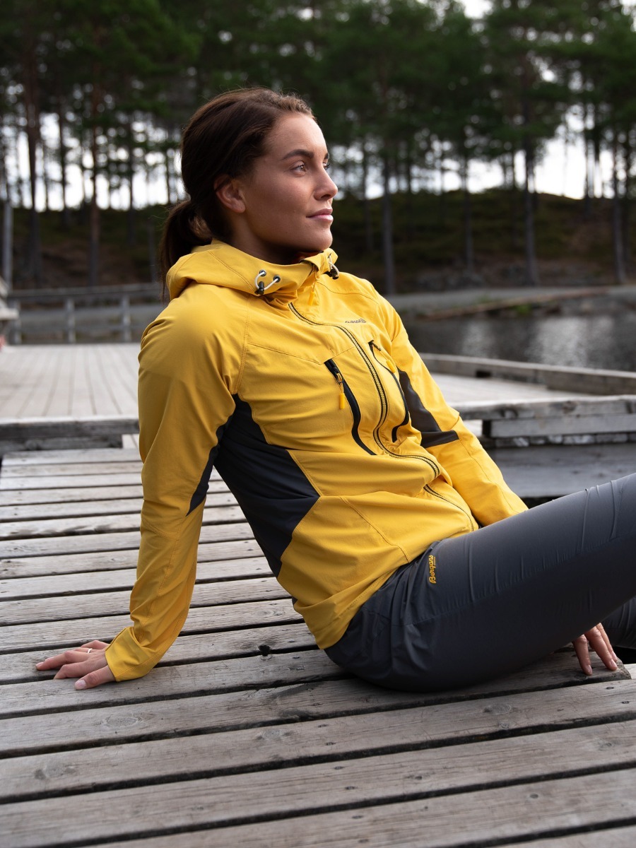 Bergans Cecilie Mountain Softshell Jacket Light Golden Yellow / Solid Dark Grey