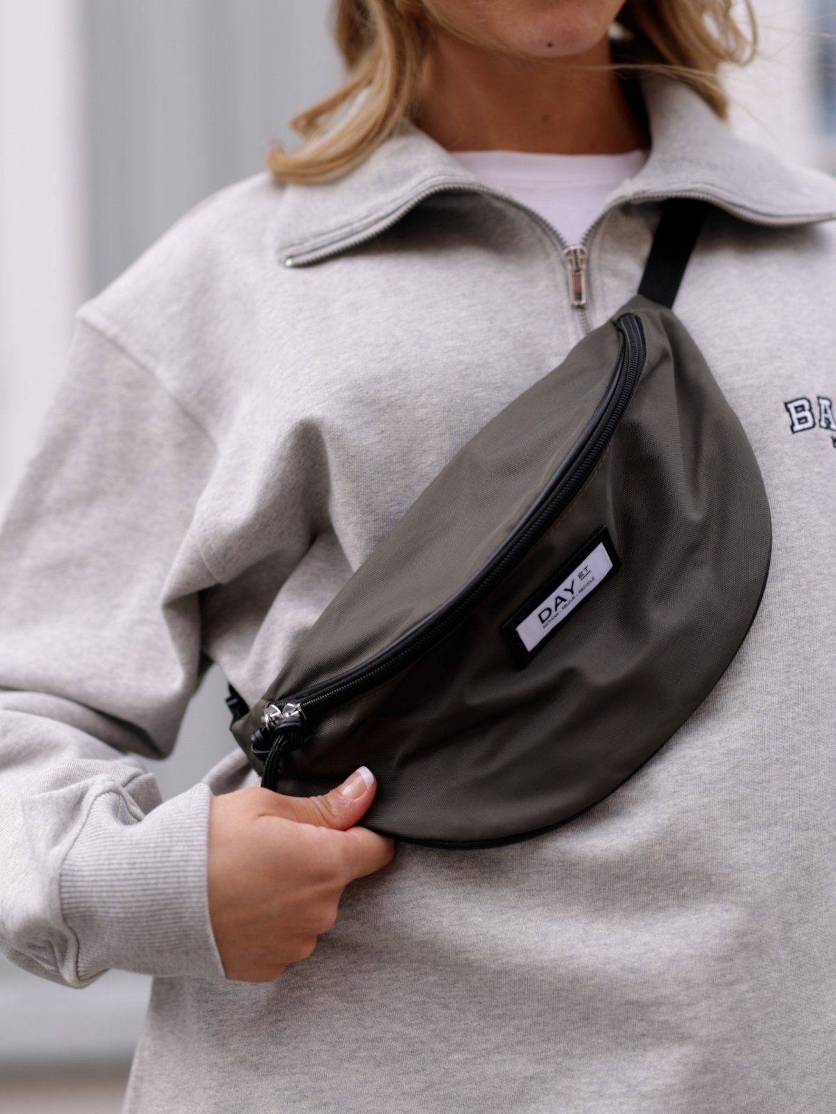 DAY ET Gweneth RE-S Bum Tarmac