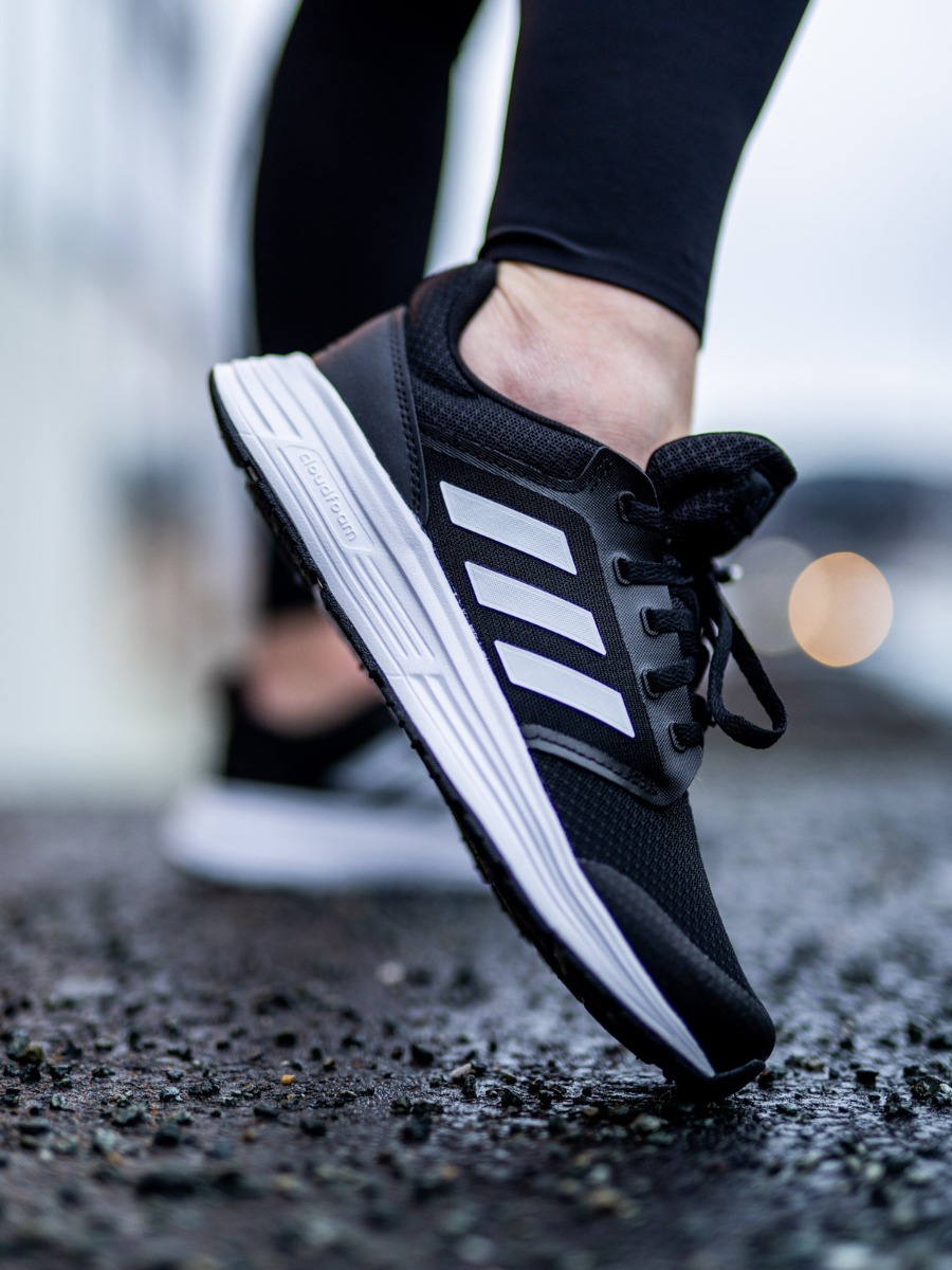 adidas Galaxy Core Black / Cloud White / Grey Six