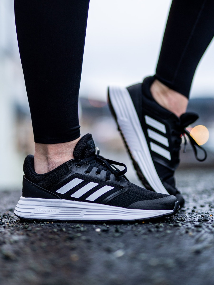 adidas Galaxy Core Black / Cloud White / Grey Six