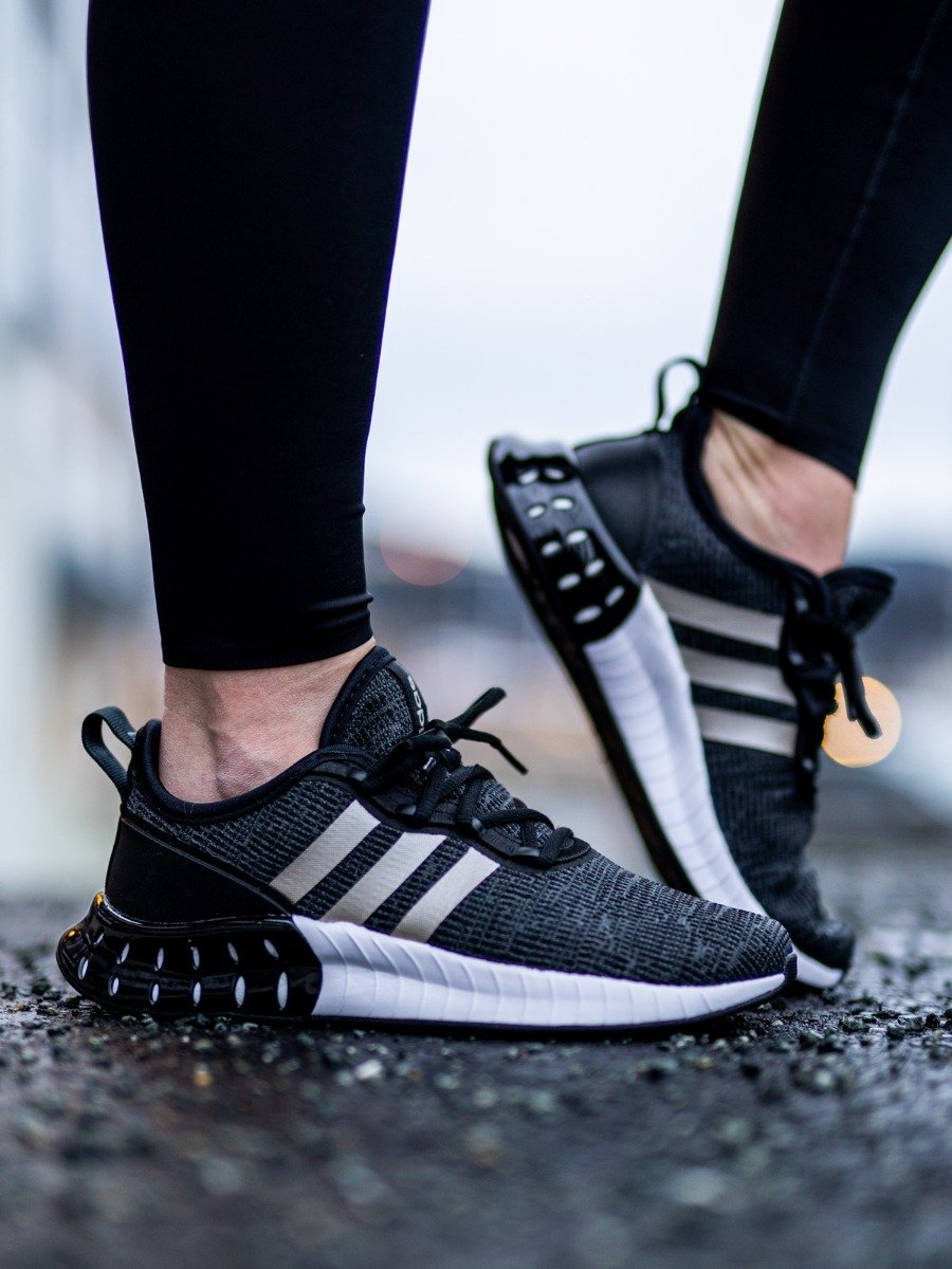 adidas Kaptir Core Black / Champagne Met. / Carbon