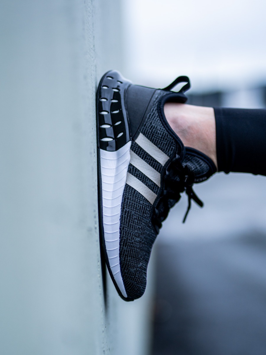adidas Kaptir Core Black / Champagne Met. / Carbon