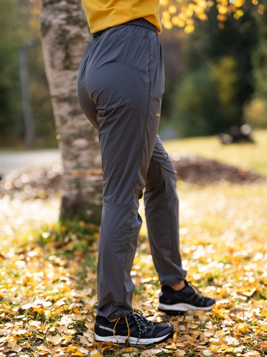 Bergans Cecilie Wind Pant Solid Dark Grey / Light Golden Yellow