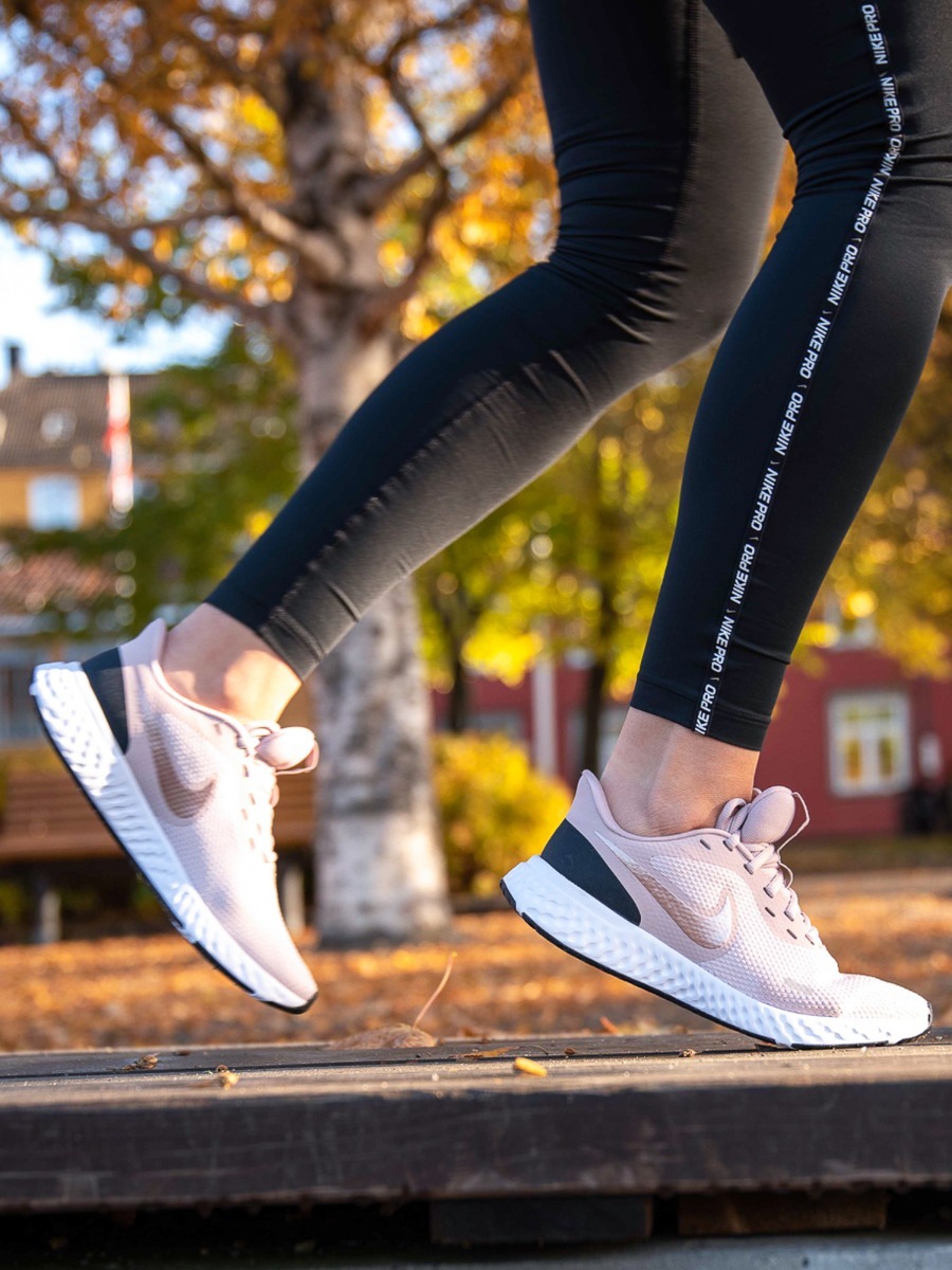 Nike Revolution 5 Barely Rose