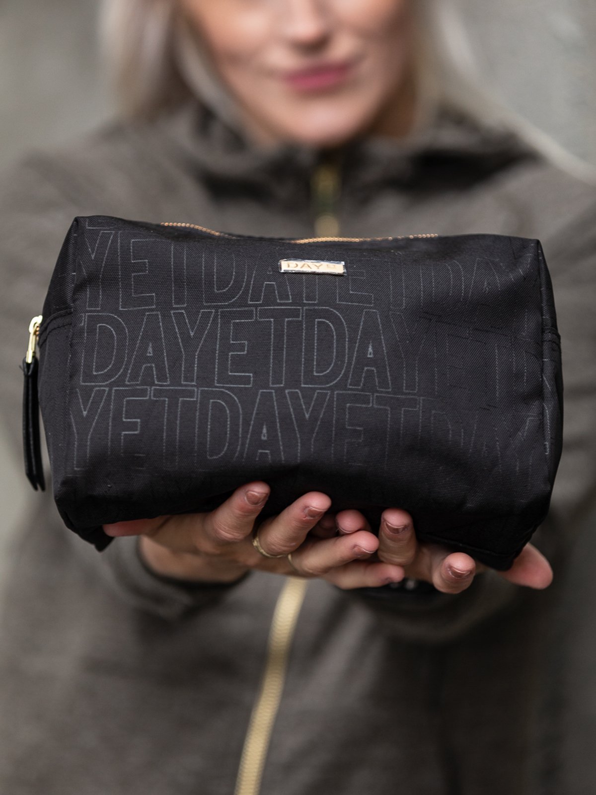 DAY ET GW RE-P Letter Beauty Black