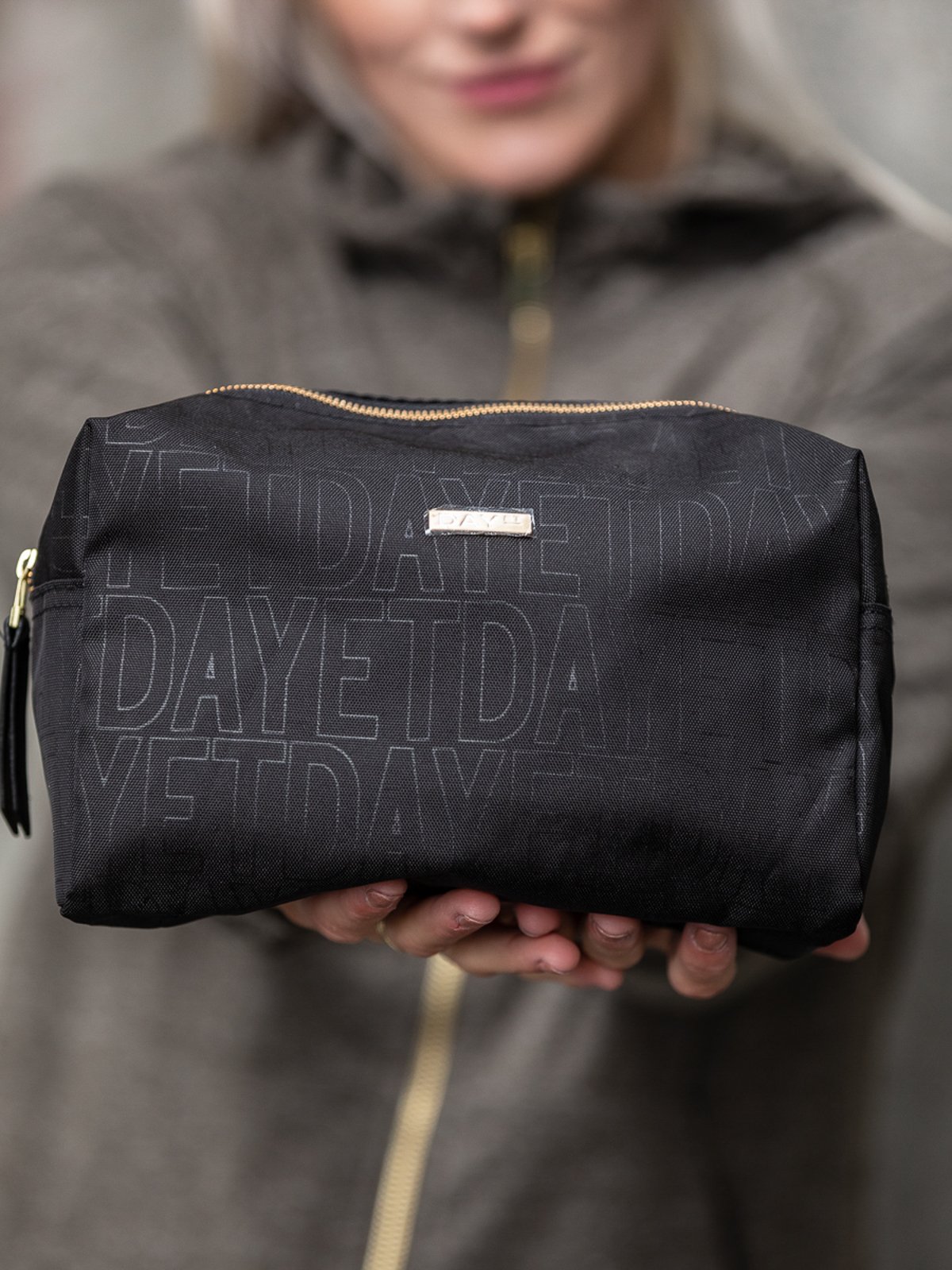 DAY ET GW RE-P Letter Beauty Black