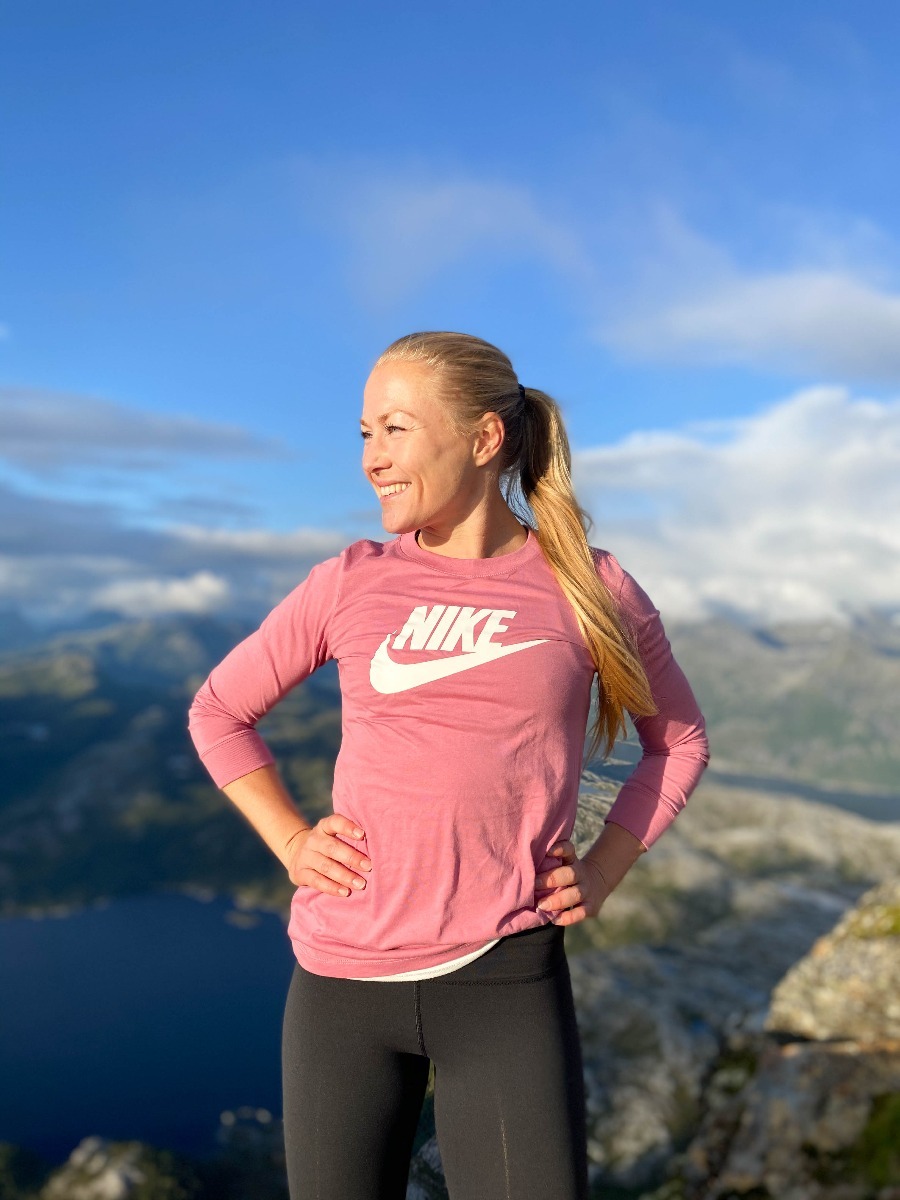 Nike Essential Long Sleeve Tee Desert Berry/ White