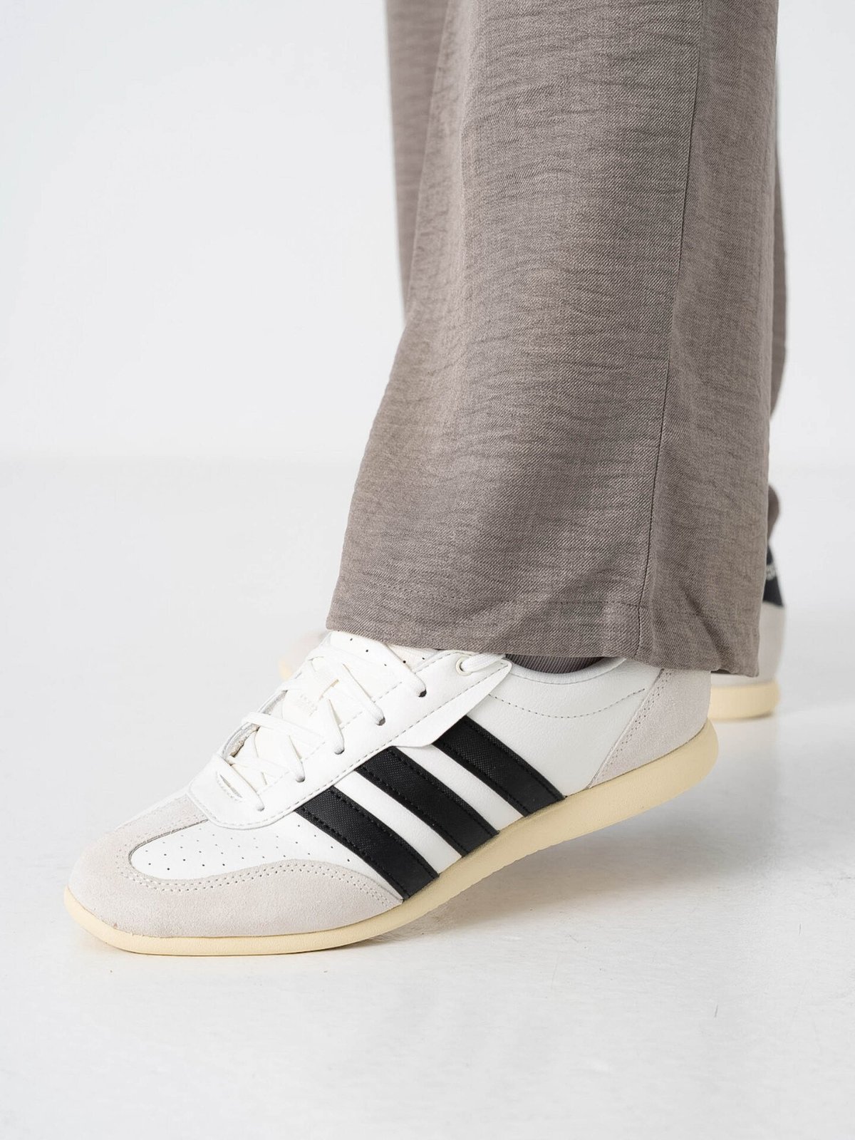 adidas Barreda Low Cwhite / Cblack / Warvan