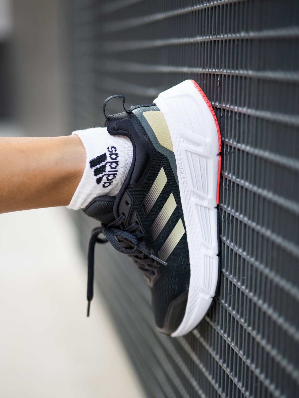 adidas Questar Carbon/Core Black/Sandy Beige Metallic