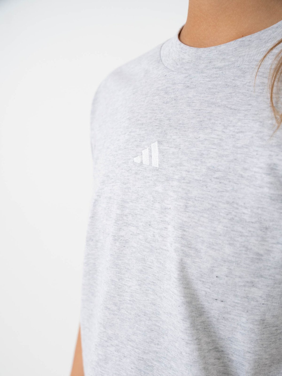 adidas Small Logo SJ Tee Grå