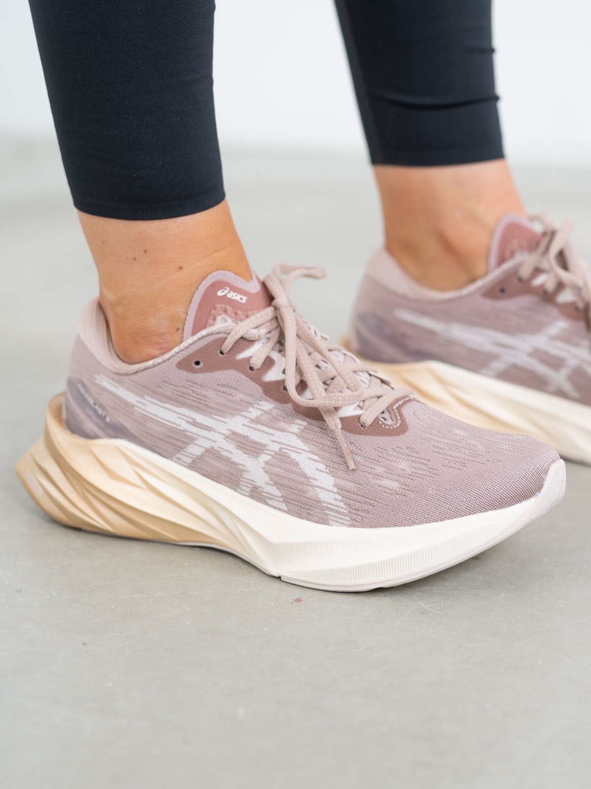 ASICS Novablast 3 Fawn / Mineral Beige