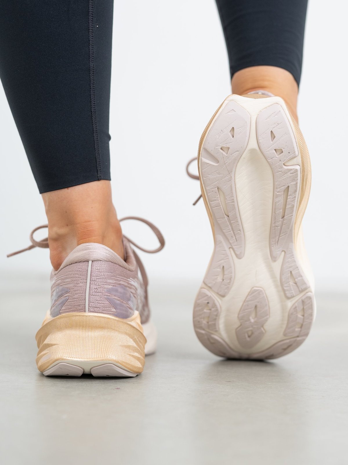 ASICS Novablast 3 Fawn / Mineral Beige