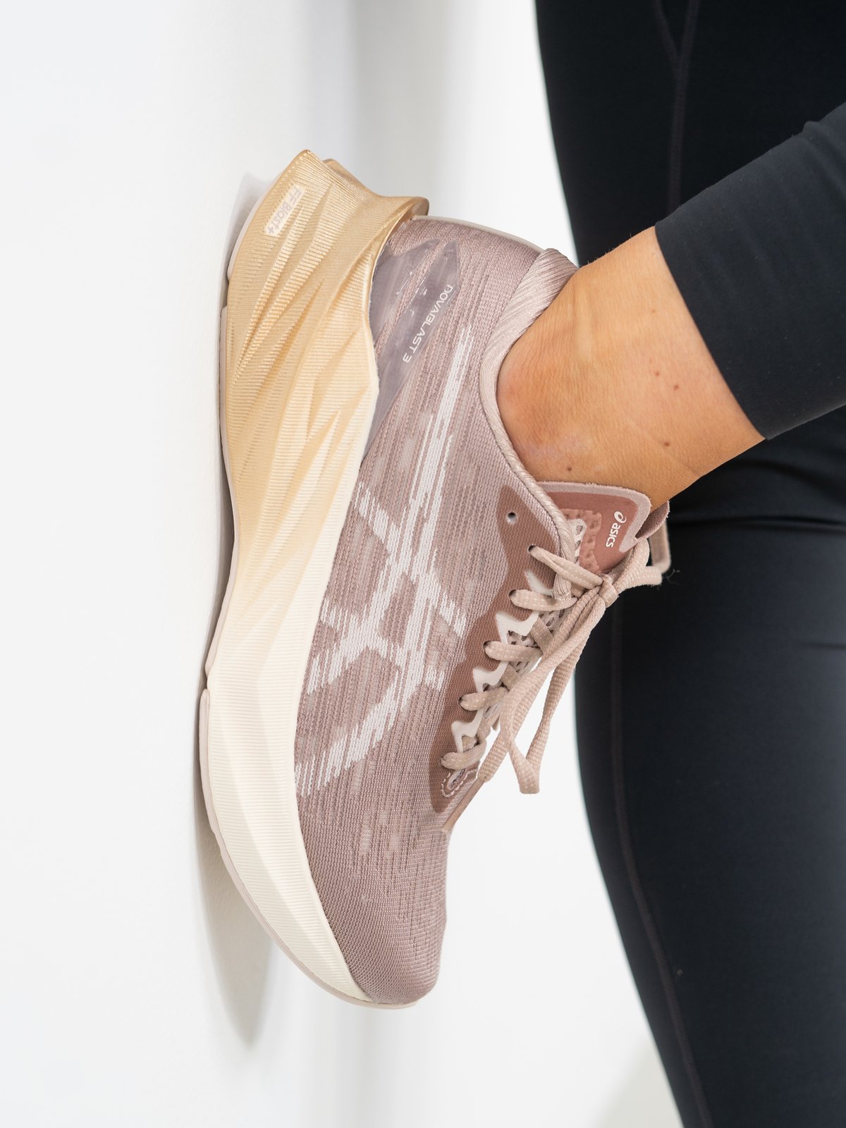 ASICS Novablast 3 Fawn / Mineral Beige