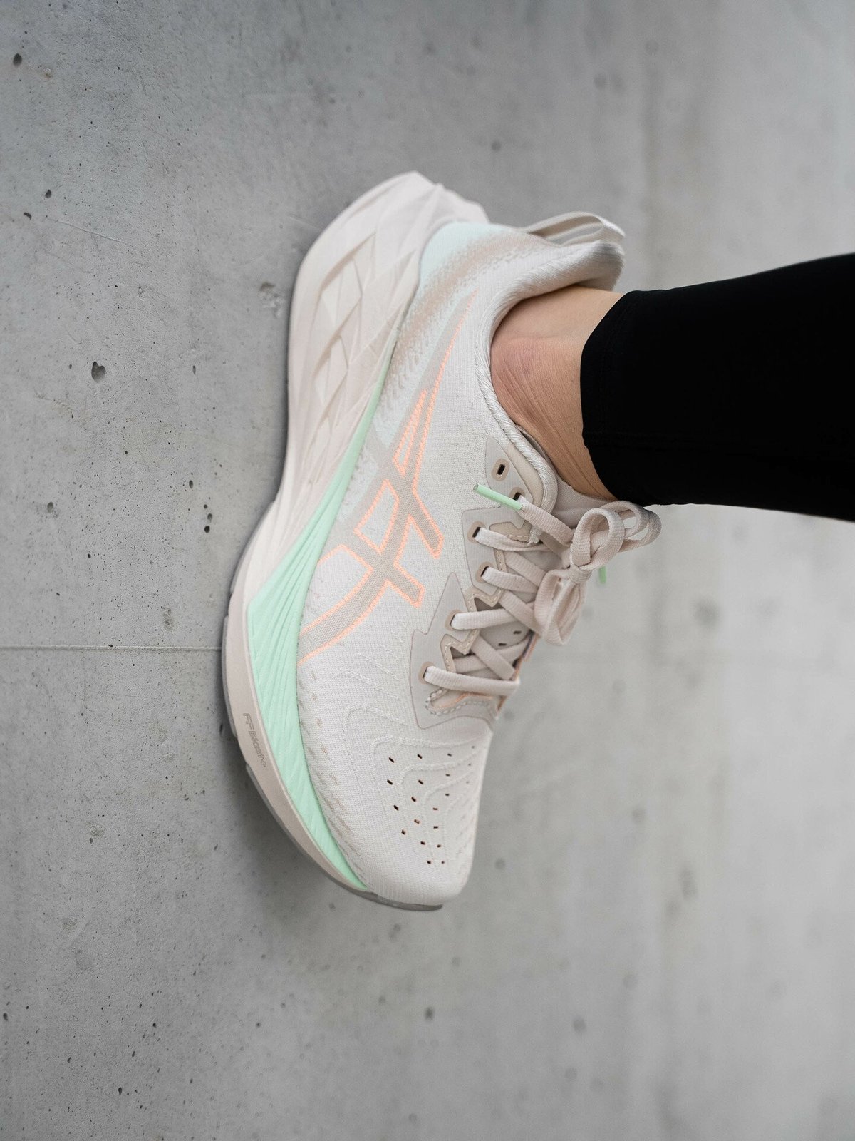 ASICS Novablast 4 Oatmeal / Moonrock