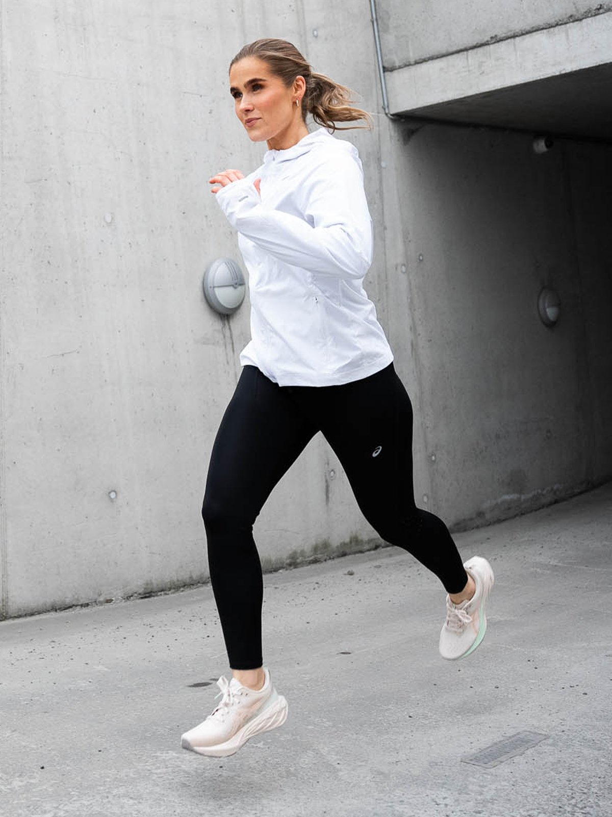 ASICS Novablast 4 Oatmeal / Moonrock