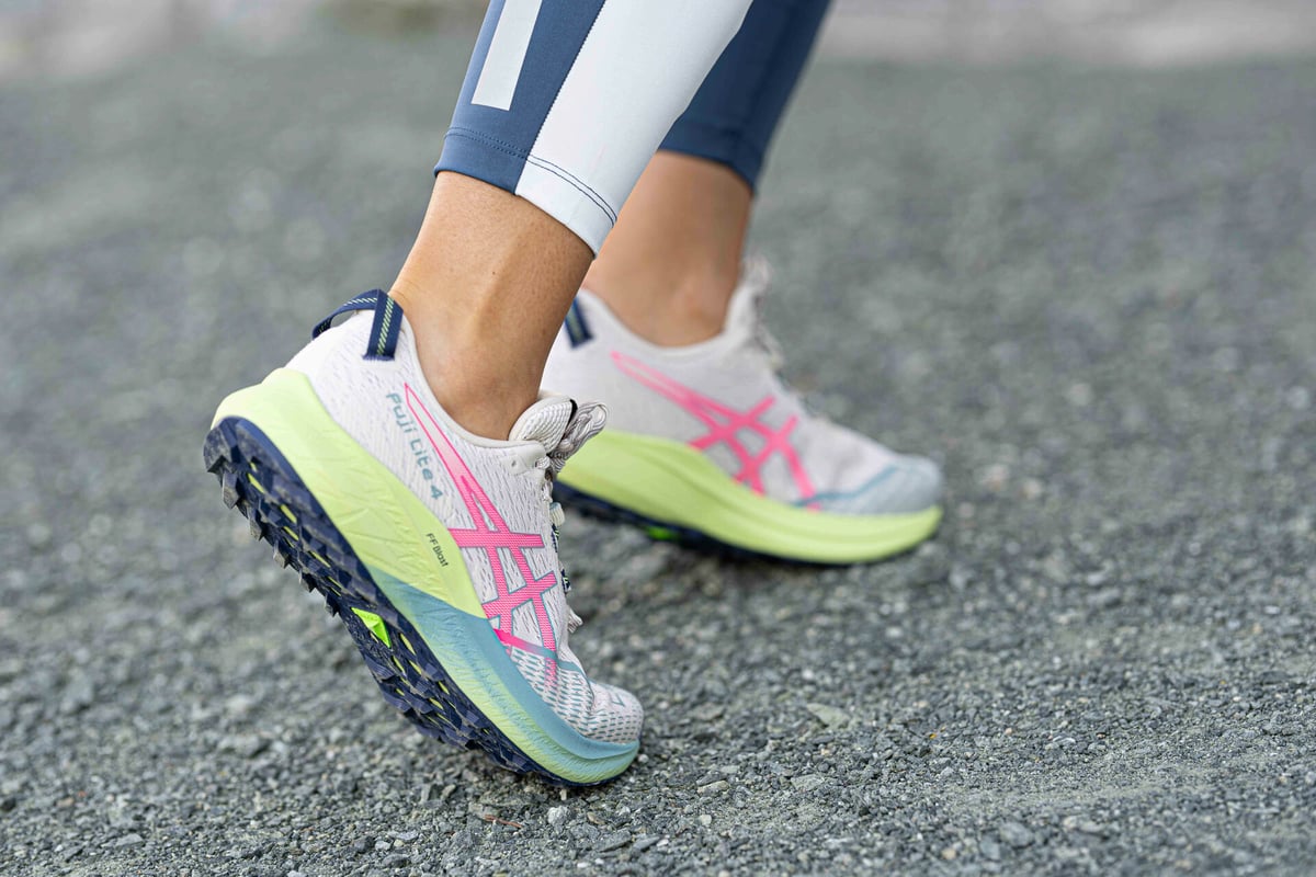ASICS Fuji Lite 4 Birch / Hot Pink