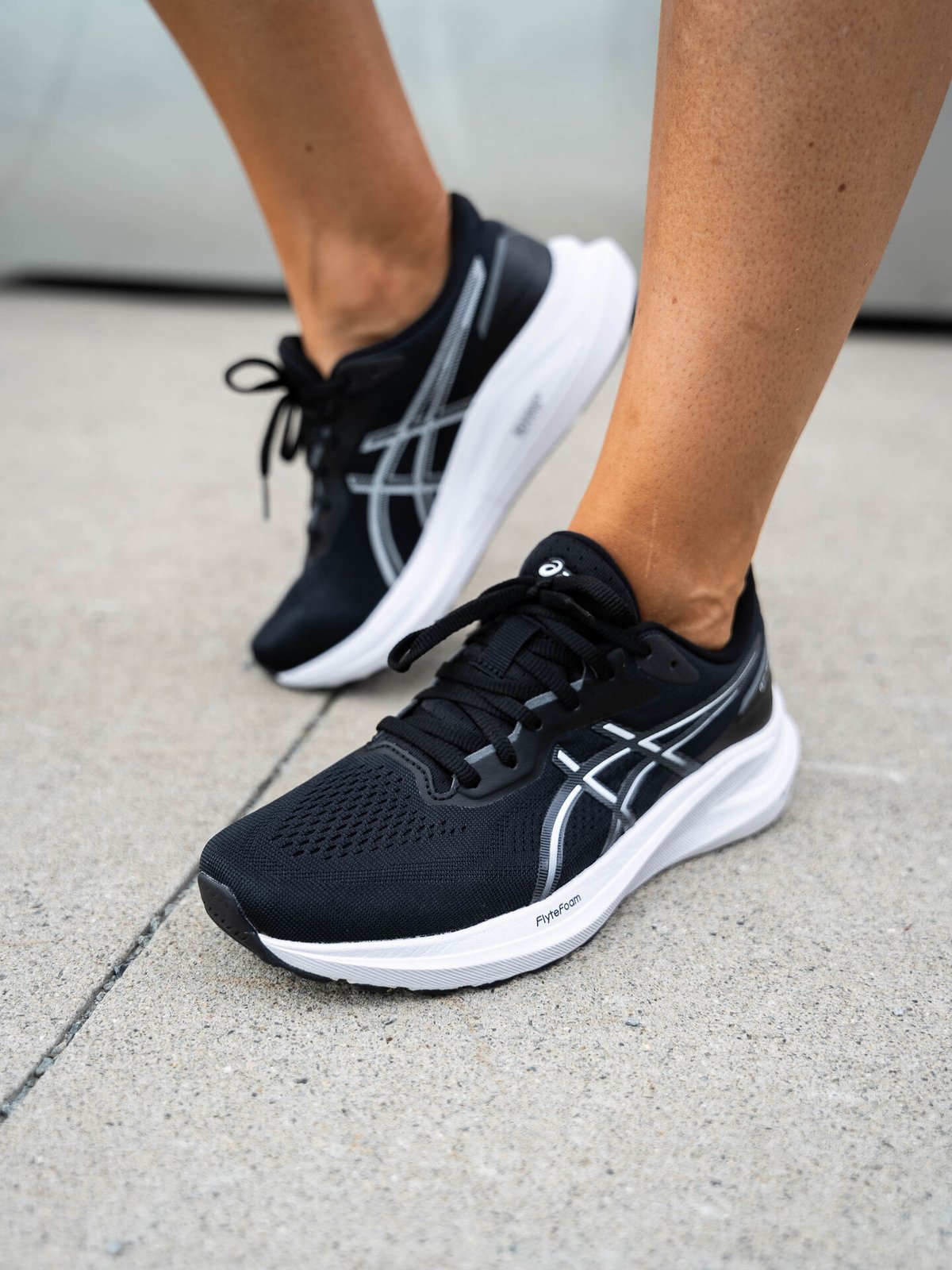 ASICS GT-1000 13 Black / White