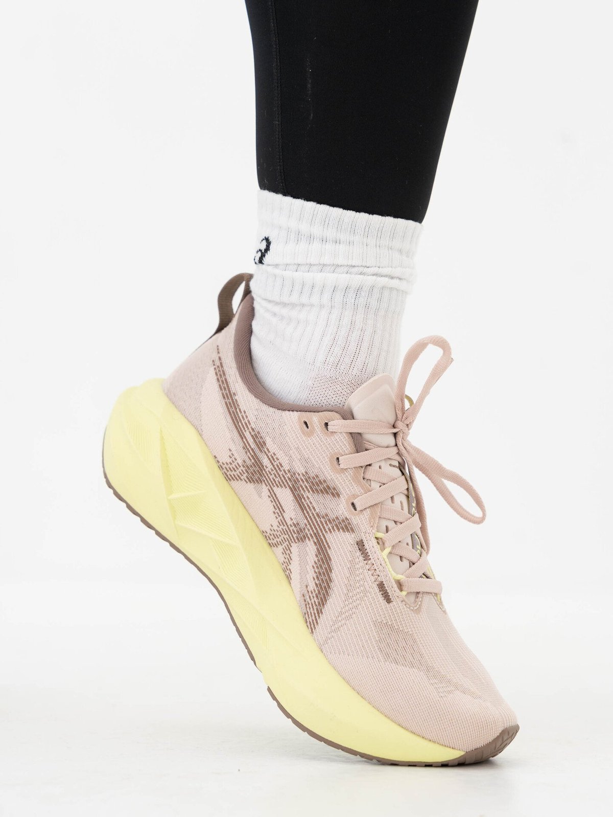ASICS Novablast 5 Mineral Beige / Taupe Grey
