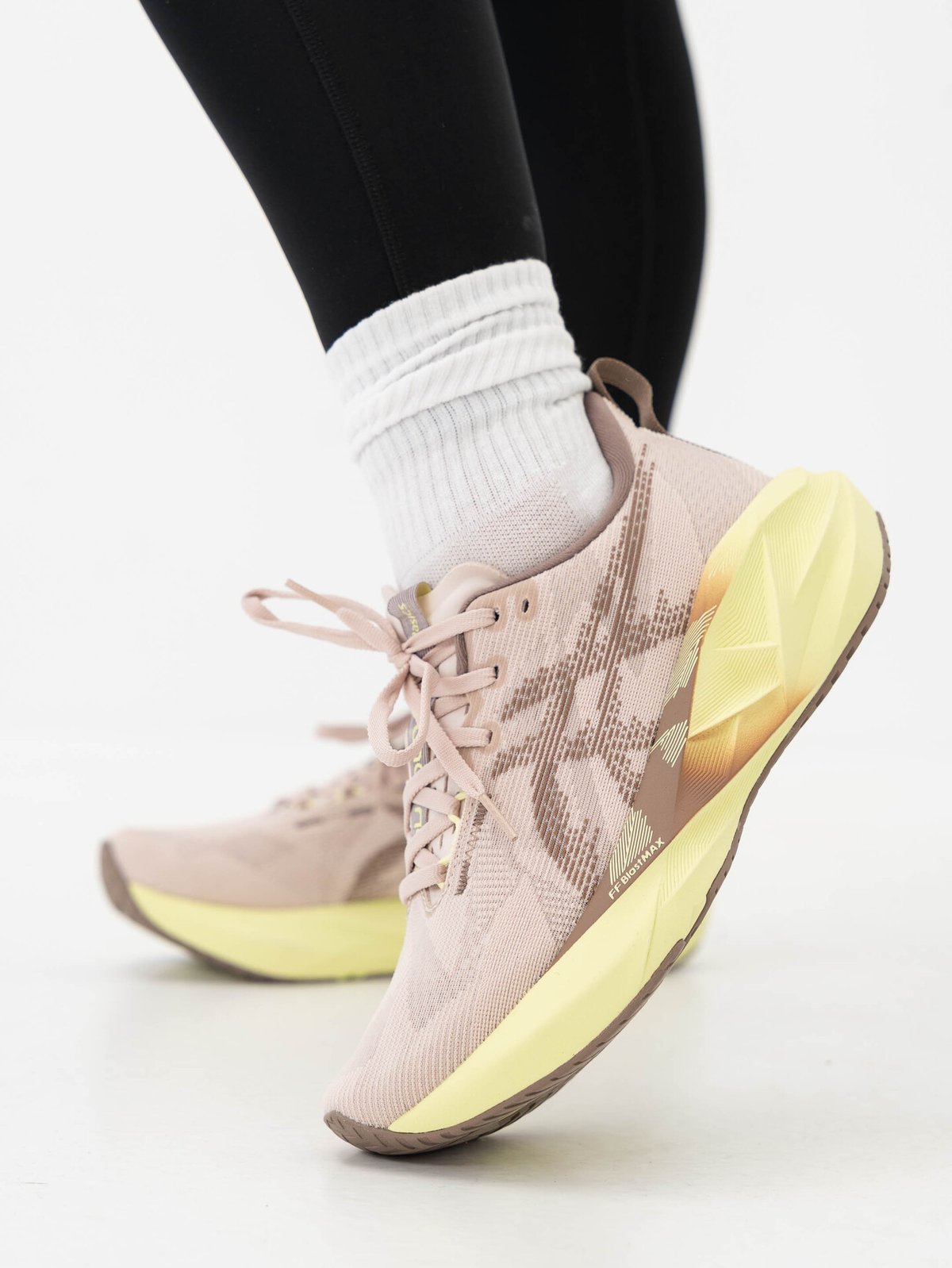 ASICS Novablast 5 Mineral Beige / Taupe Grey