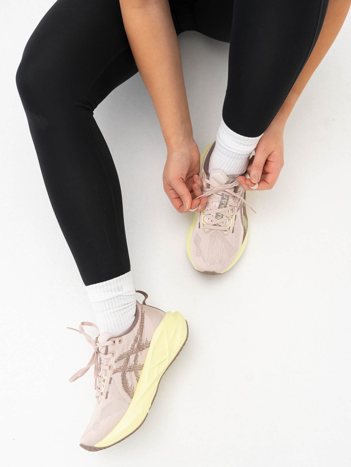 ASICS Novablast 5 Mineral Beige / Taupe Grey