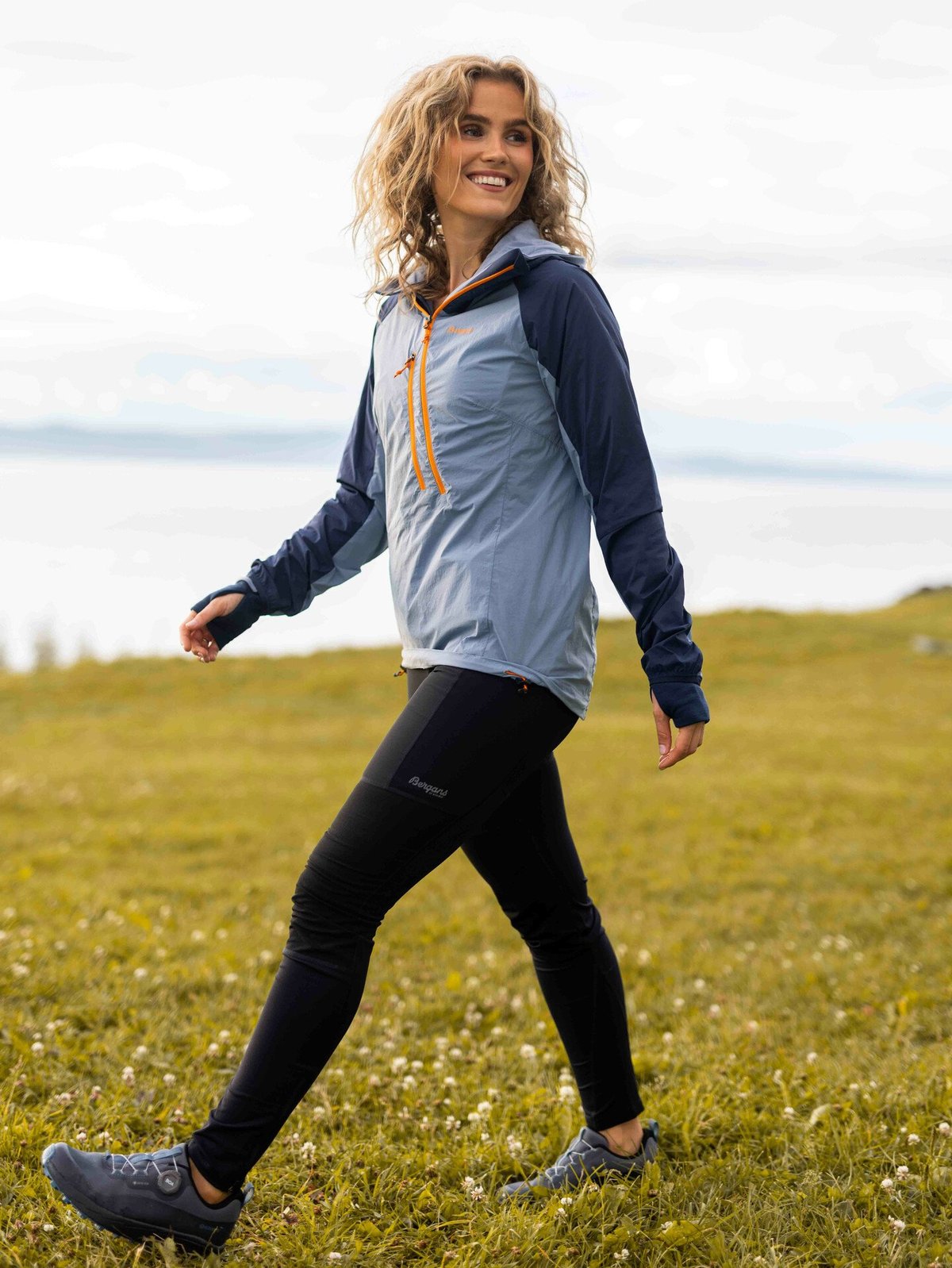 Bergans Cecilie Light Wind Anorak Misty Sky Blue / Orion Blue