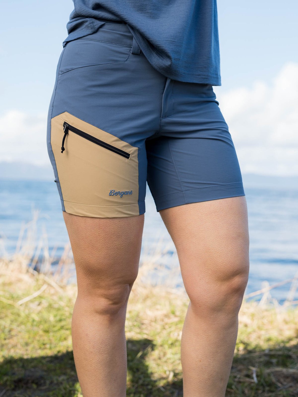 Bergans Vaagaa Light Softshell Shorts Women Granite Blue / Warm Sand