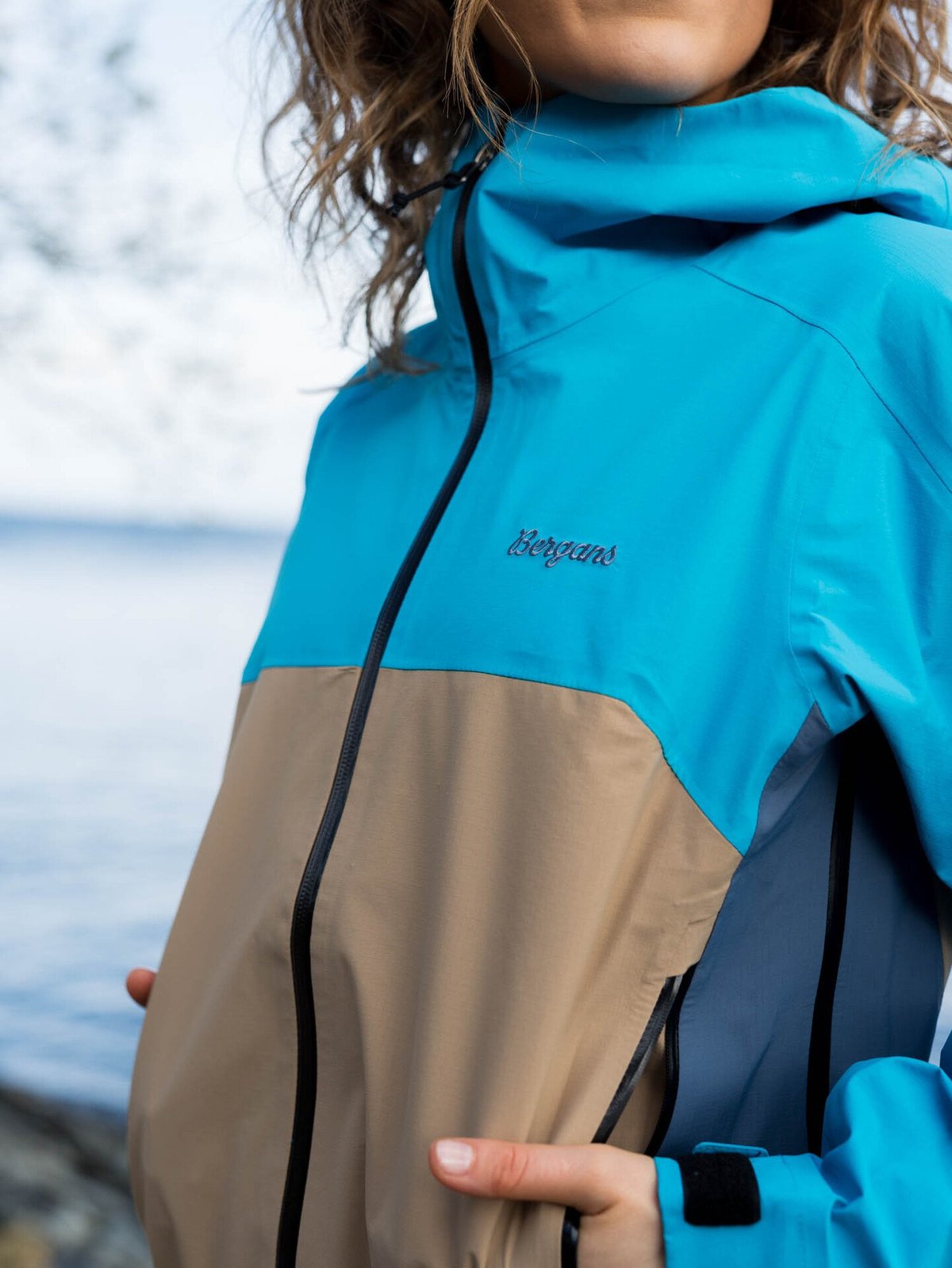 Bergans Vaagaa 3L Shell Jacket Women Aqua Lagoon / Warm Sand