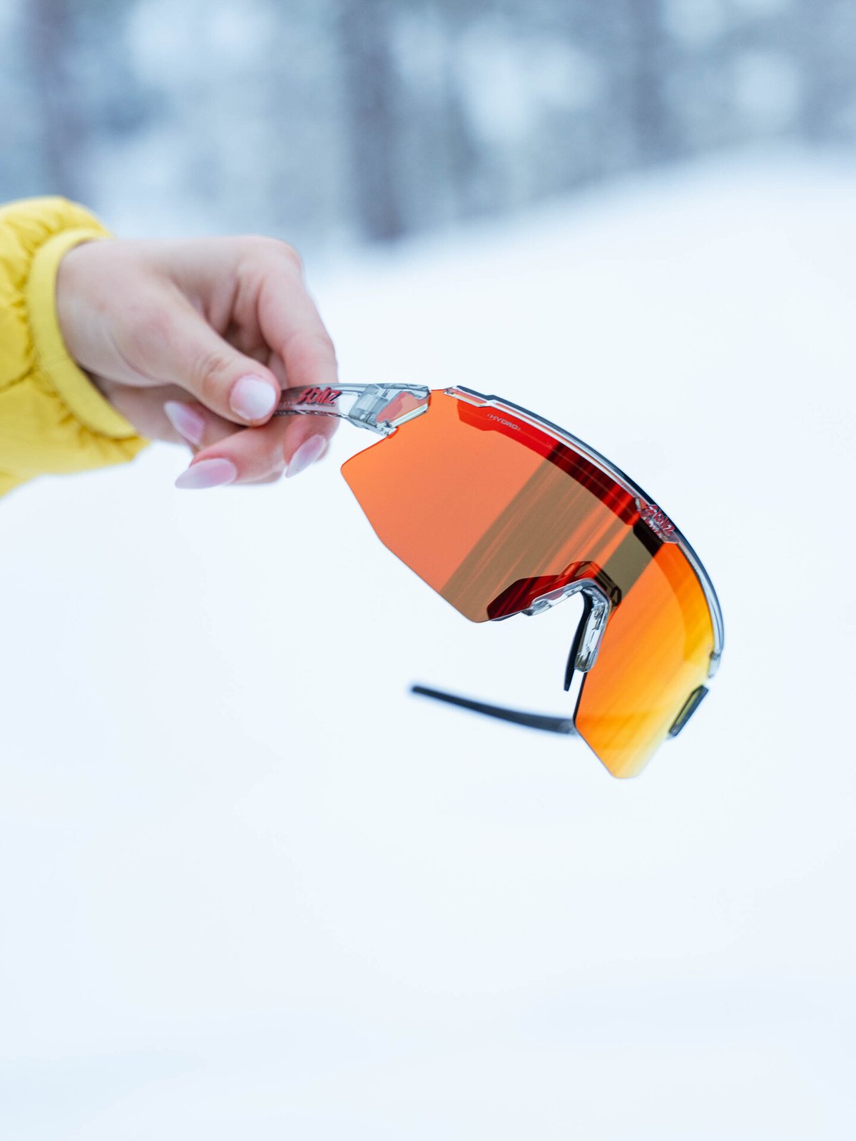 Bliz Breeze Innfatning: Gjennomsiktig mørk grå. Linsefarge: Red