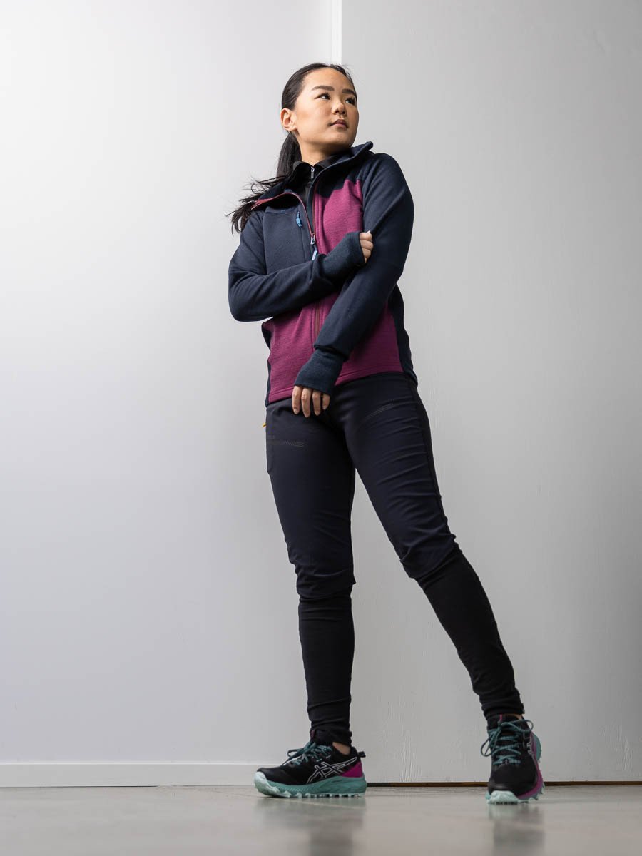 Devold Nibba Merino Jacket Hood Woman Ink/Beetroot