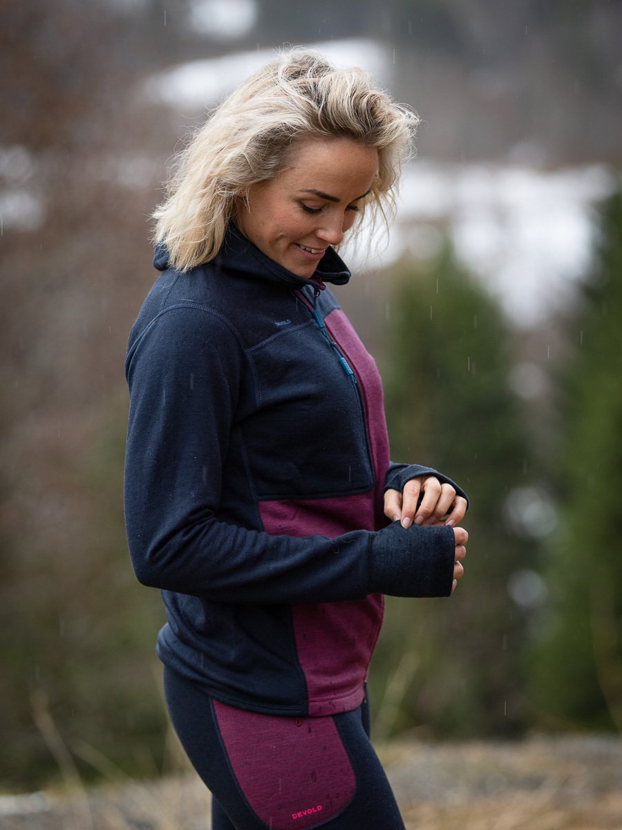 Devold Nibba Merino Jacket Hood Woman Ink/Beetroot