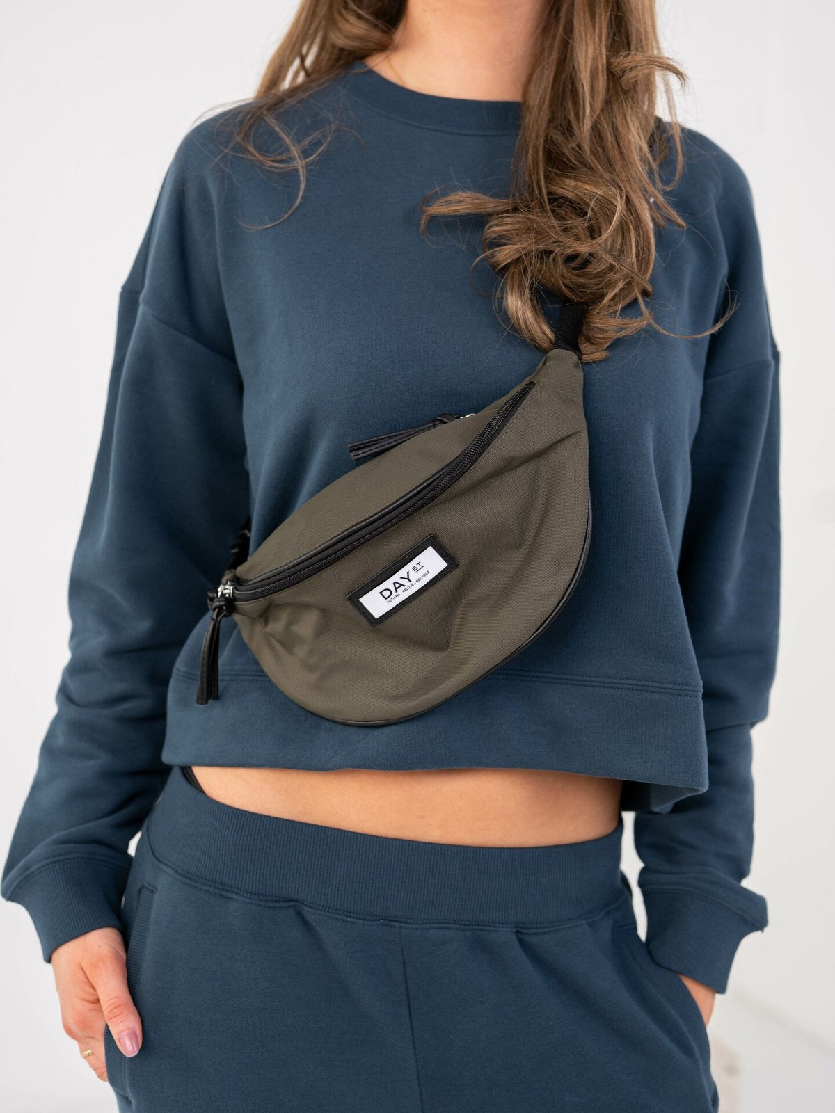 DAY ET Gweneth RE-S Bum Tarmac