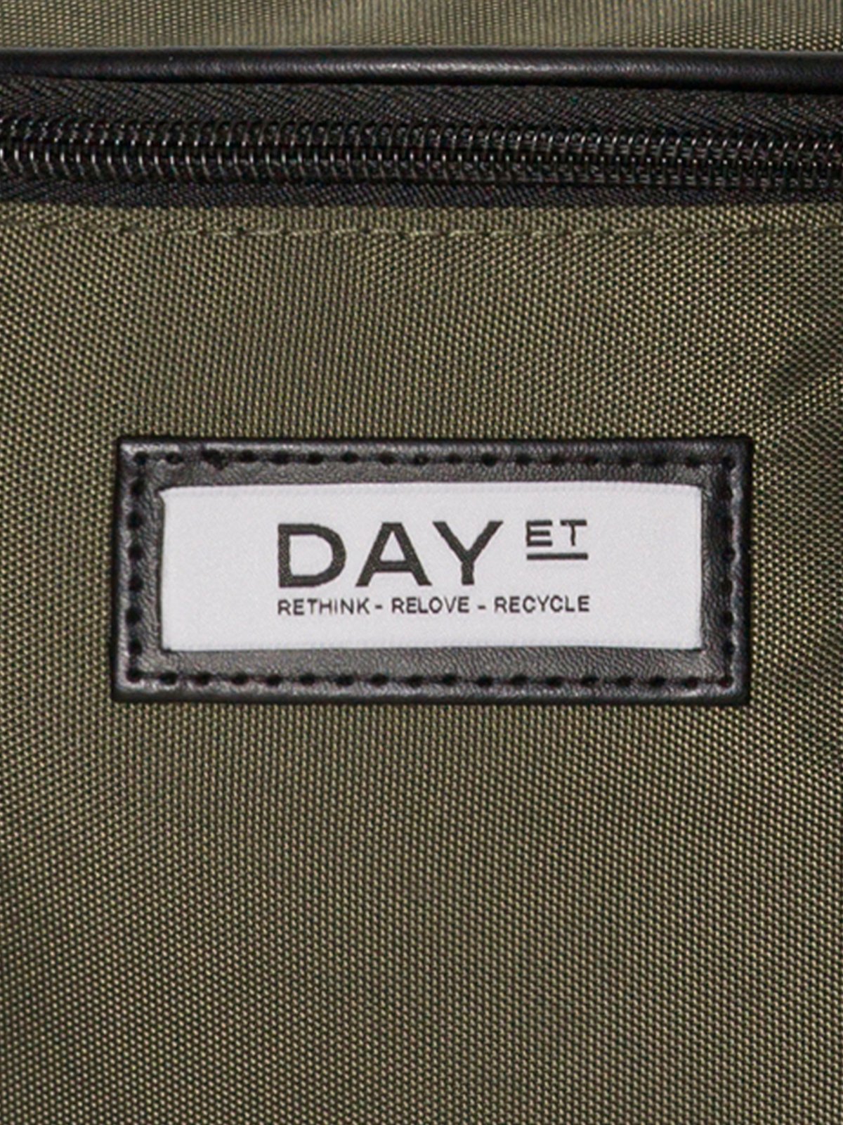 DAY ET Gweneth RE-S Bum Tarmac