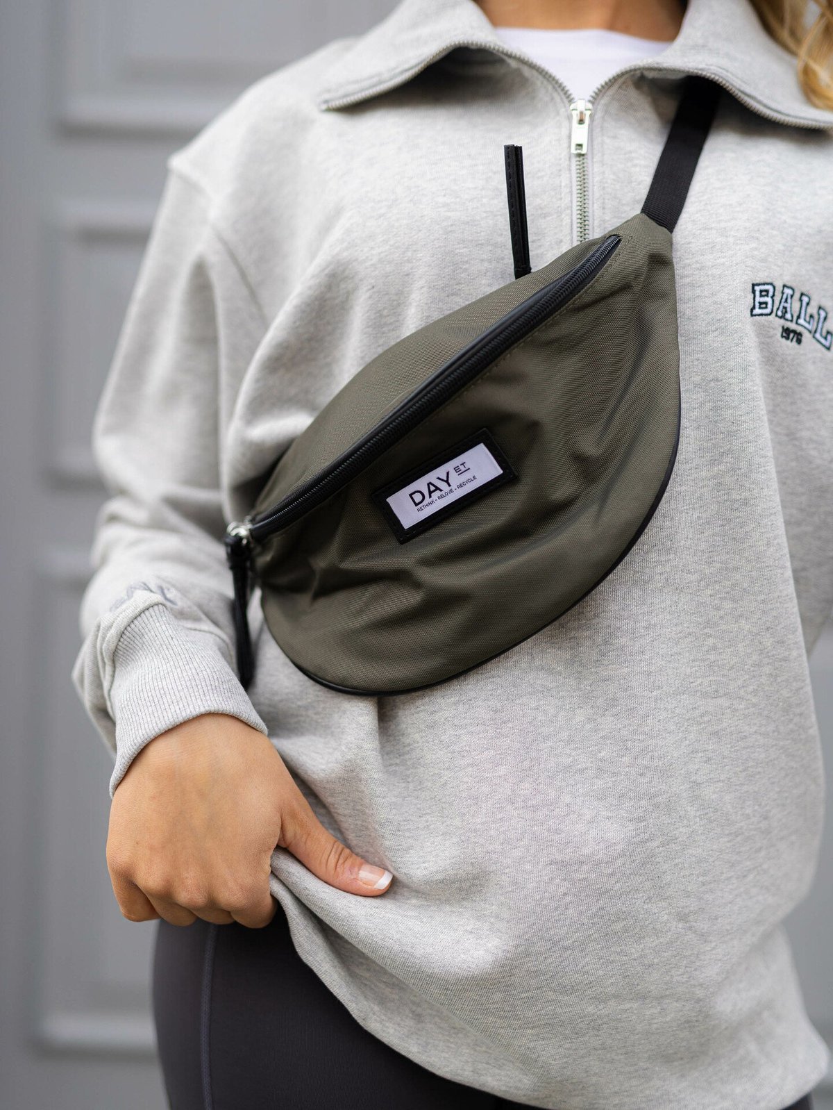 DAY ET Gweneth RE-S Bum Tarmac