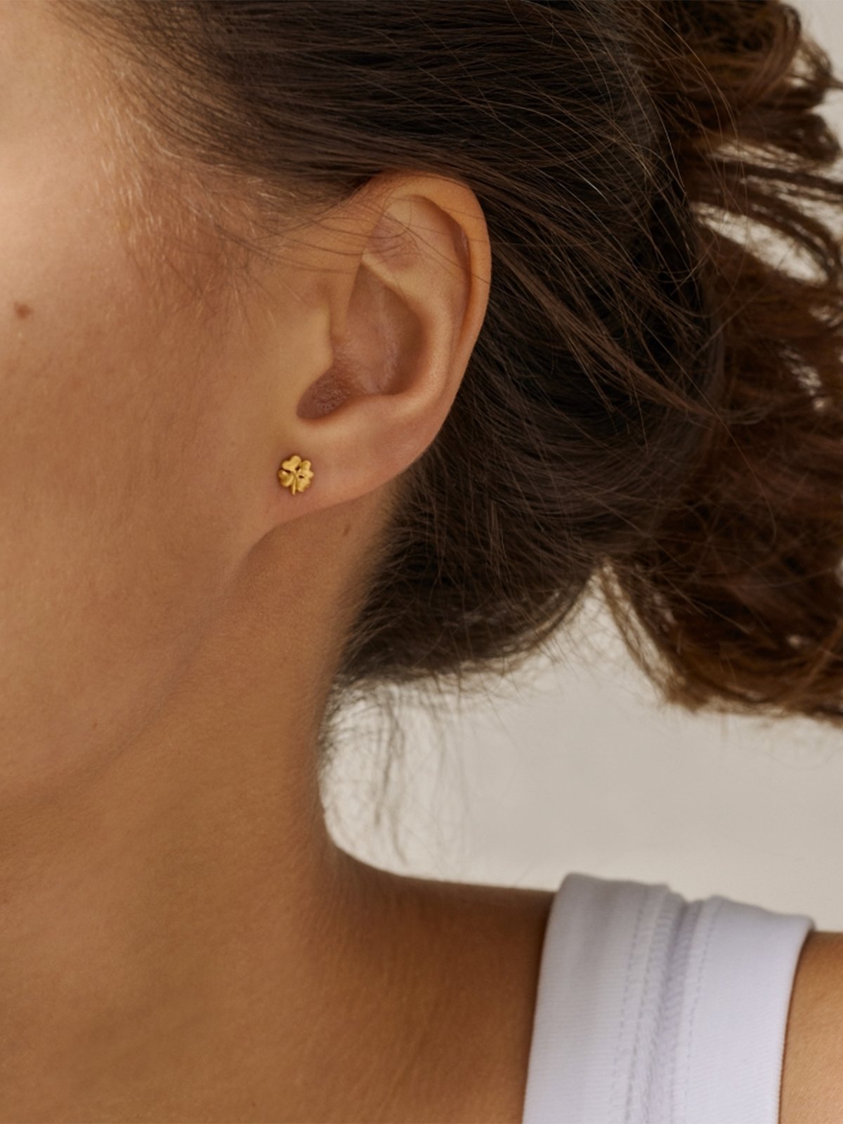 ENAMEL Copenhagen Organic Clover Mini Studs Gull