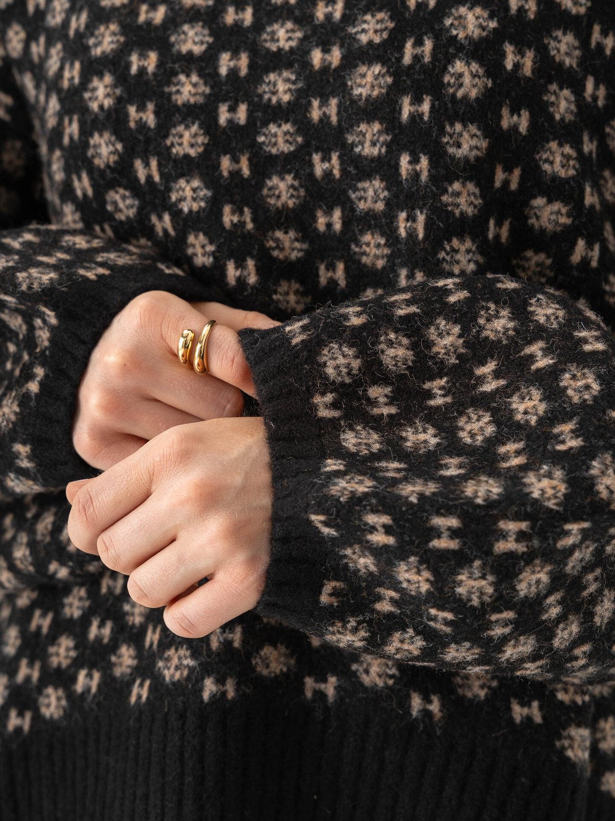 Hést Logo Sweater Jet Black