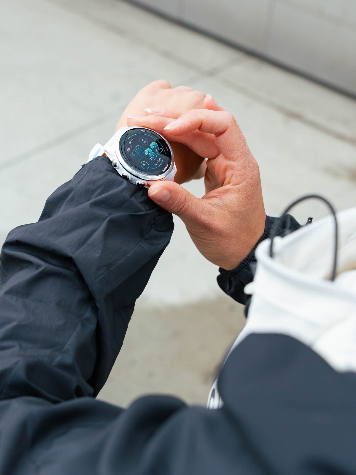 Garmin Forerunner 570 - 42mm Skyblå aluminium med gjennomsiktig granulittfarget/skyblå rem